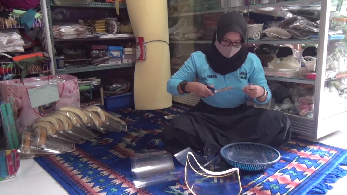 Perajin Face Shield di Sidoarjo