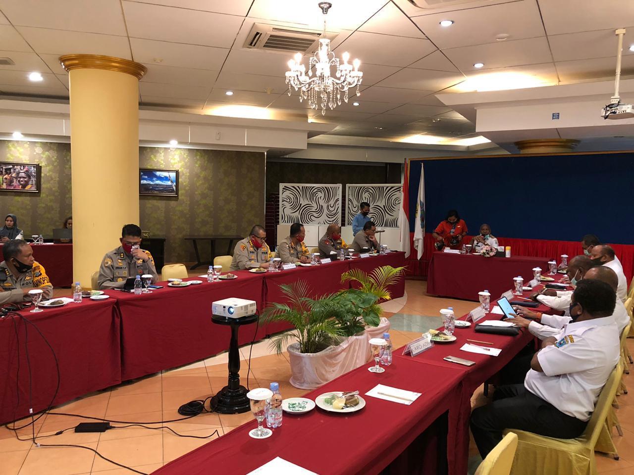 Gubernur Papua Barat Dominggus Mandacan  dan Kapolda Papua Barat Irjen Pol Tornagogo Sihombing membahas pembangunan SPN di Papua Barat.