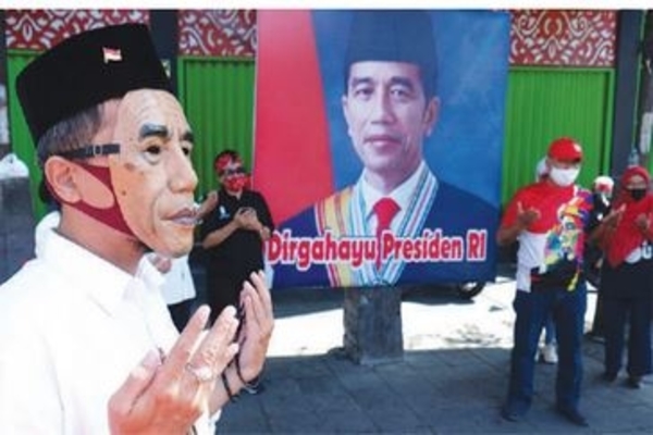 Warga berdoa bersama untuk merayakan ulang tahun ke-59 Presiden Joko Widodo di Surakarta, kemarin.