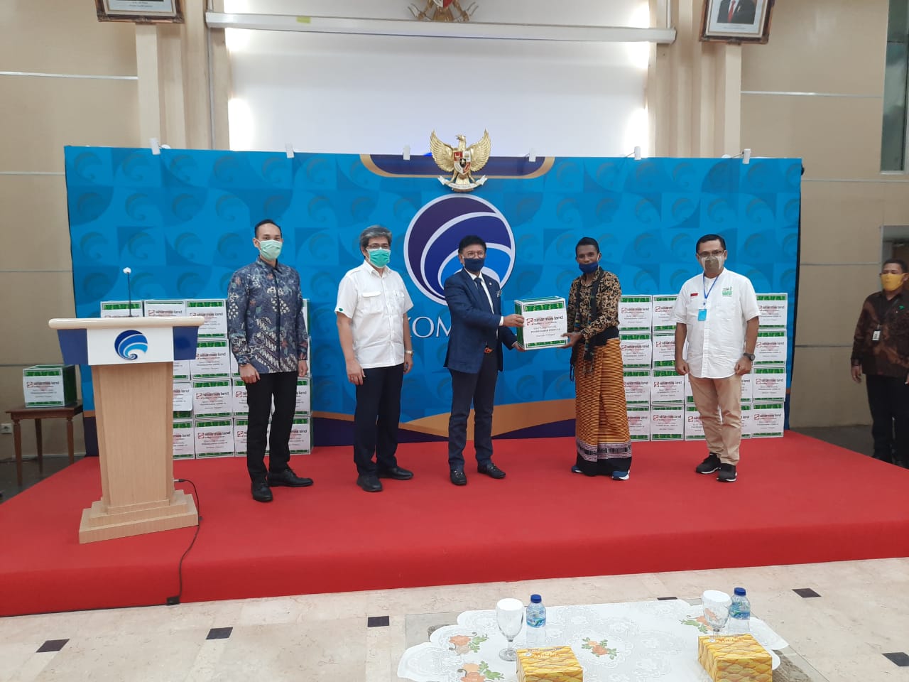 Project Leader Digital Hub Sinar Mas Land Irawan Harahap (kiri) secara simbolis menyerahkan bantuan pangan kepada perwakilan mahasiswa.