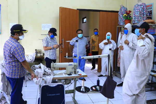 Ilustrasi -- pengerjaan baju hazmat 