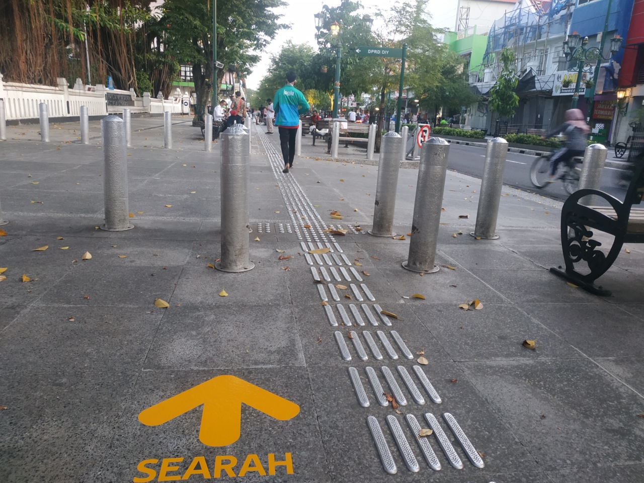 Memasuki kenormalan baru, pejalan kaki di Malioboro, Yogyakarta diatur satu arah mencegah kerumunan.