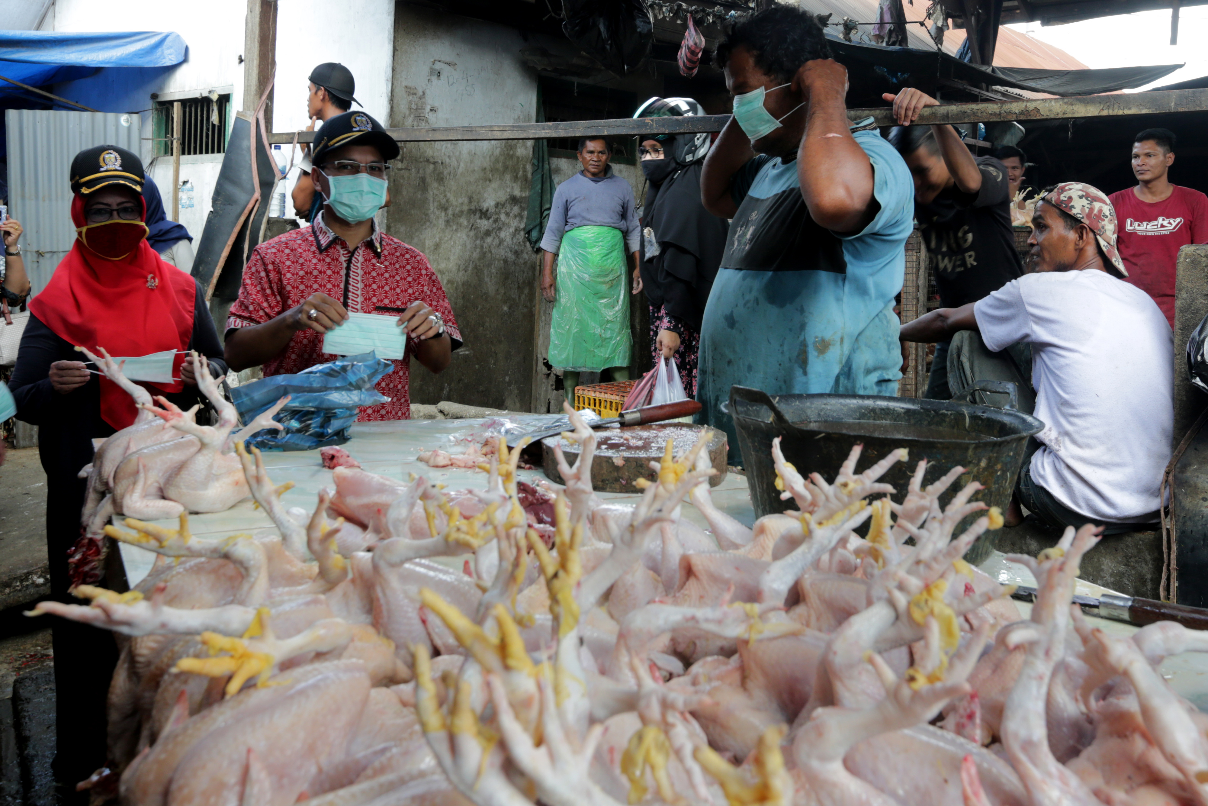 Aktivitas pedagang di pasar tradisional harus memakai masker