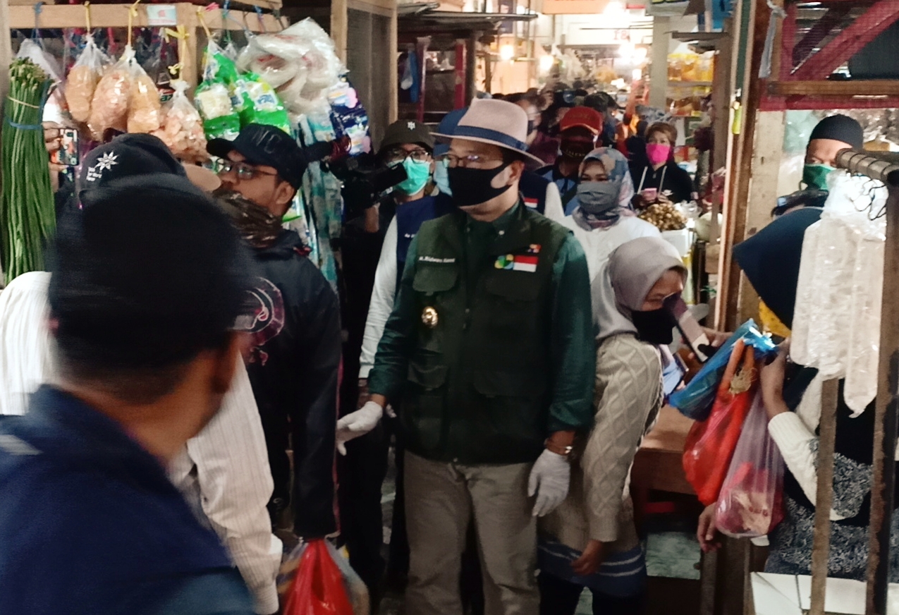 Gubernur Jabar, Ridwan Kamil meninjau kesiapan protokol kesehatan, di Pasar Panorama Lembang, Bandung Barat, Minggu (14/6), kemarin.