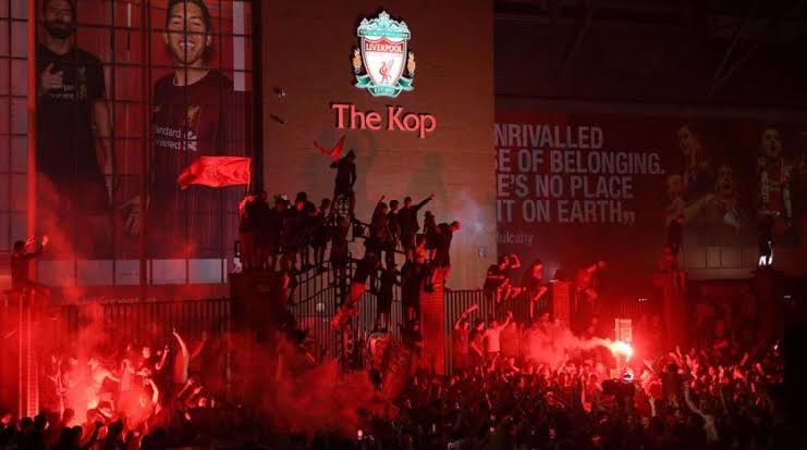 Fans Liverpool merayakan kemenangan timnya