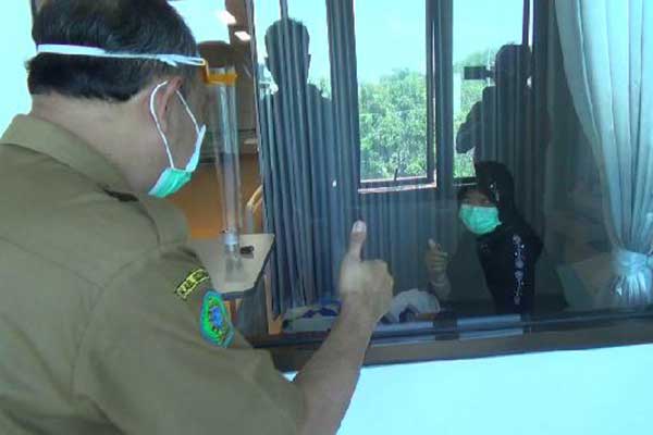 Rumah Sakit Umum Daerah (RSUD) Sidoarjo, kemarin, tidak menerima lagi pasien covid-19 karena ruang isolasi sudah overload.