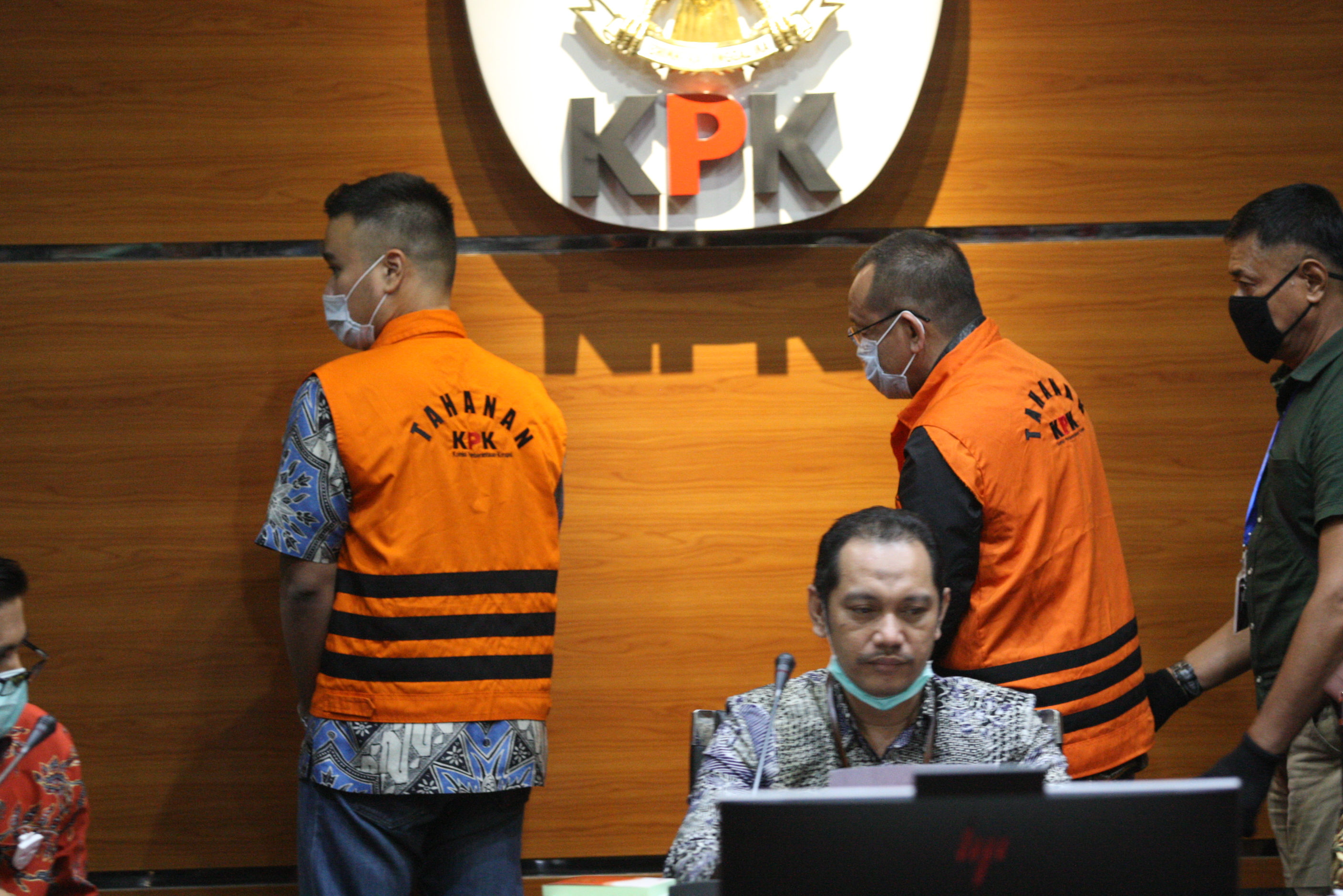 Wakil Ketua KPK Nurul Ghufron (tengah) saat konpers penangkapan mantan sekretaris Mahkamah Agung (MA) Nurhadi (rompi tahanan kanan).