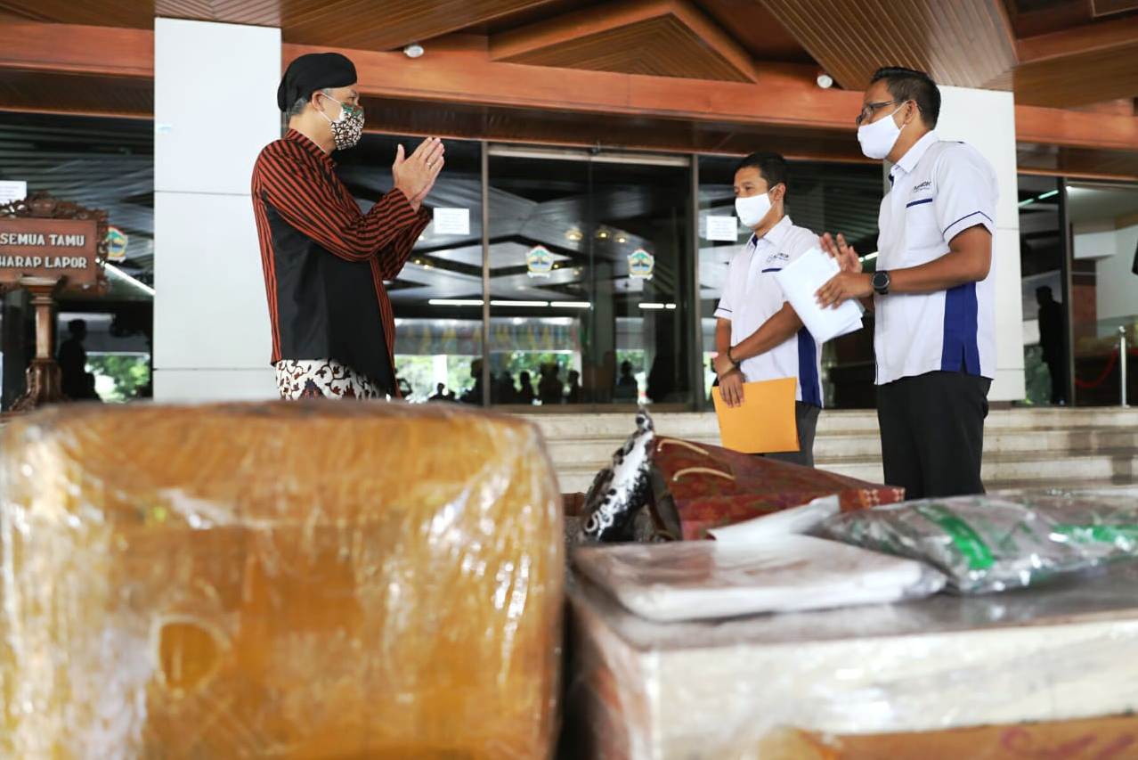 Gubernur Ganjar menerima bantuan Infomedia Niaga.