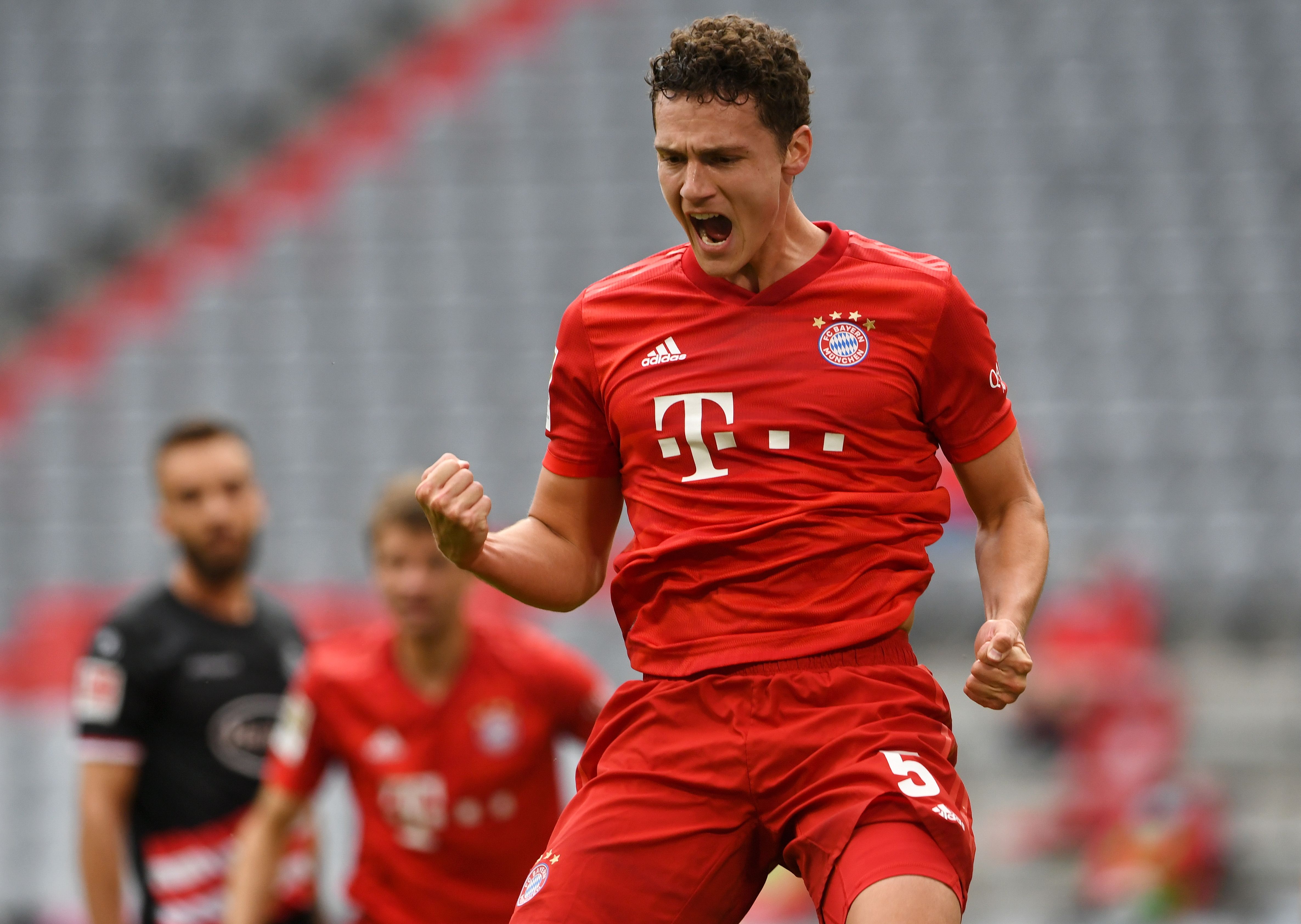 Selebrasi bek Bayern Muenchen Benjamin Pavard usai mencetak gol saat melawan Fortuna Duesseldorf (30/5/2020) di Munichch,