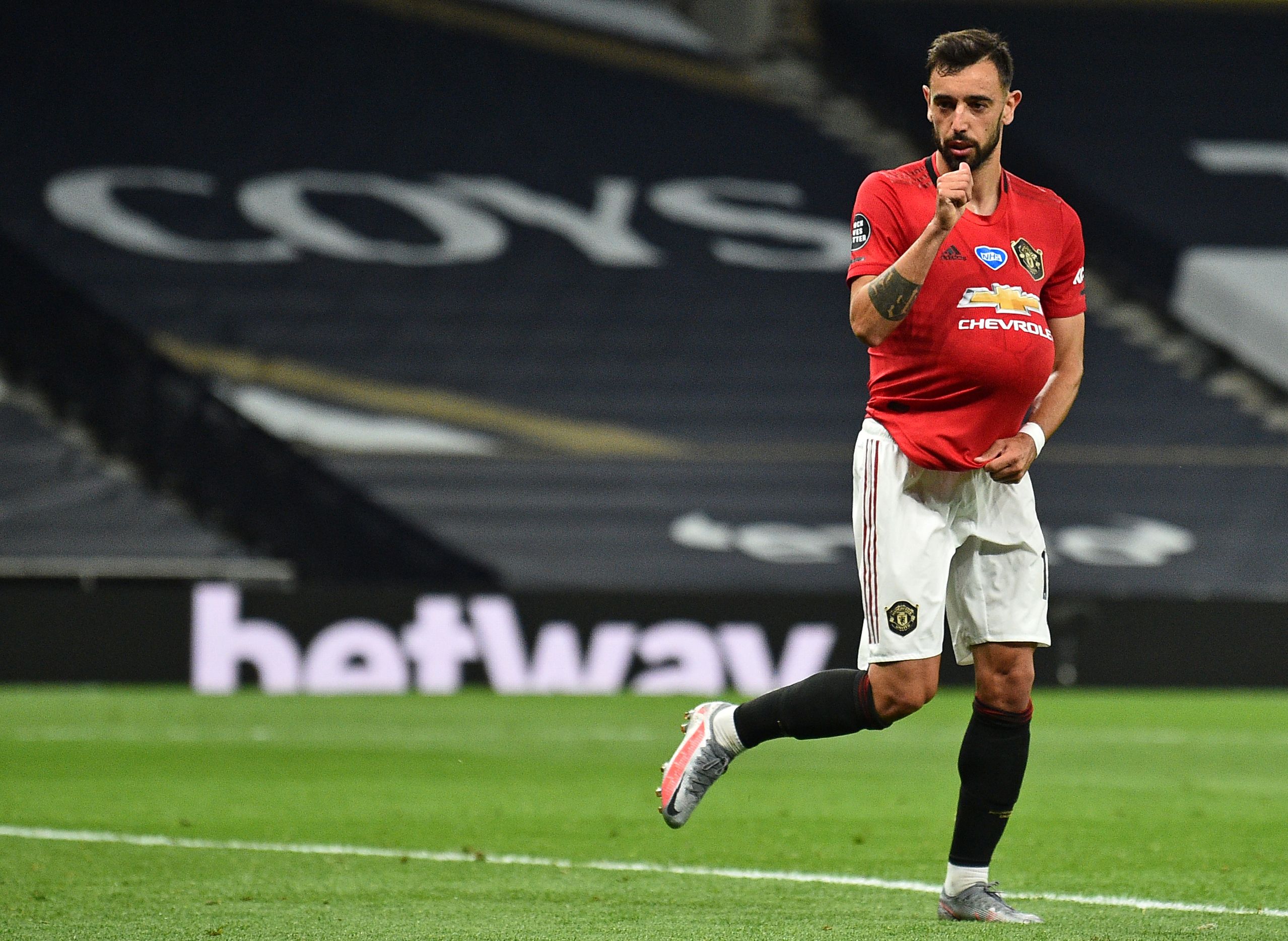 Bruno Fernandes membawa Manchester United terhindar dari kekalahan saat dijamu Tottenham Hotspur dalam lanjutan Liga Primer, Sabtu (20/6).  