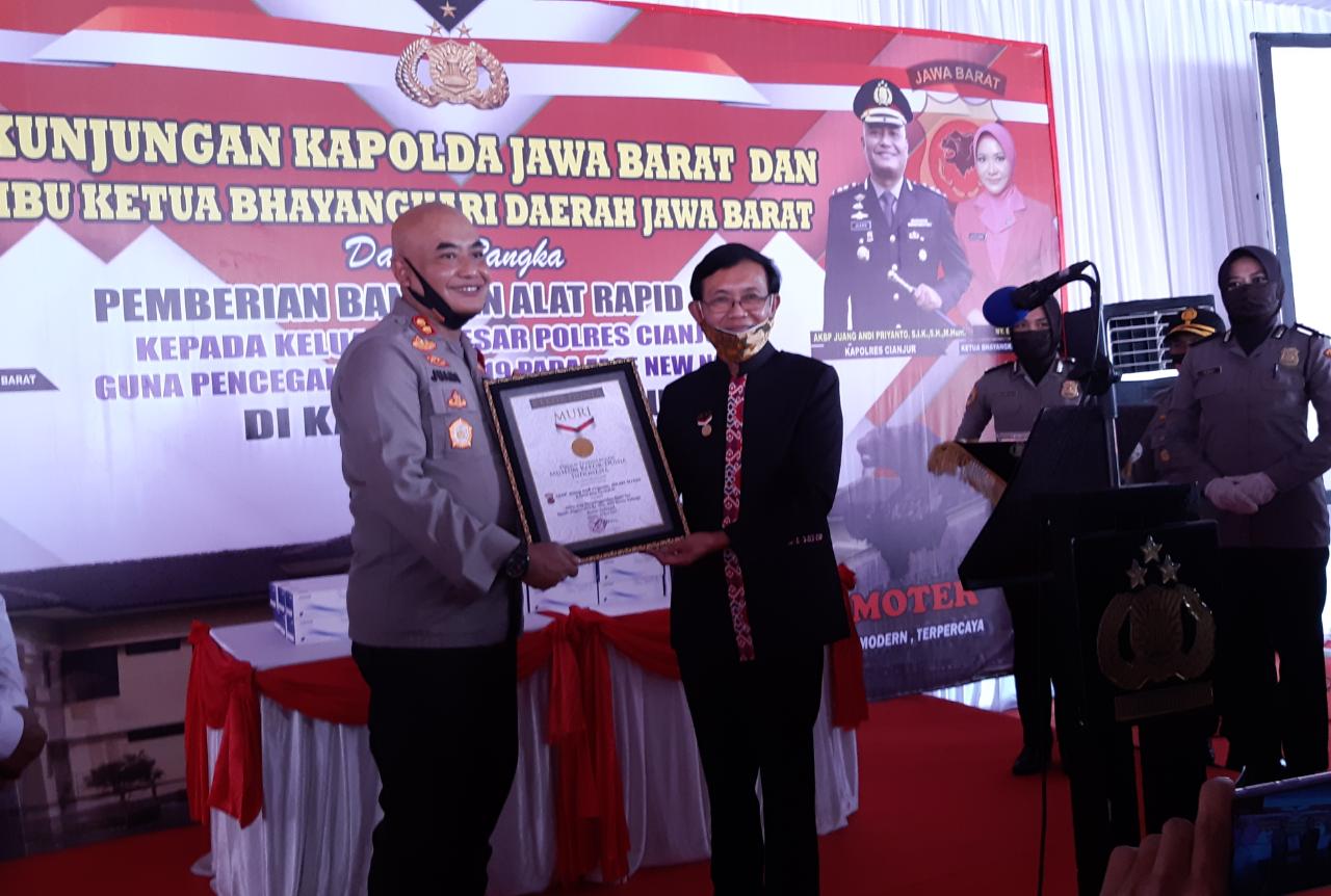 Pemberian plakat Rekor MURI kepada Kapolres Cianjur, Kamis (25/6)