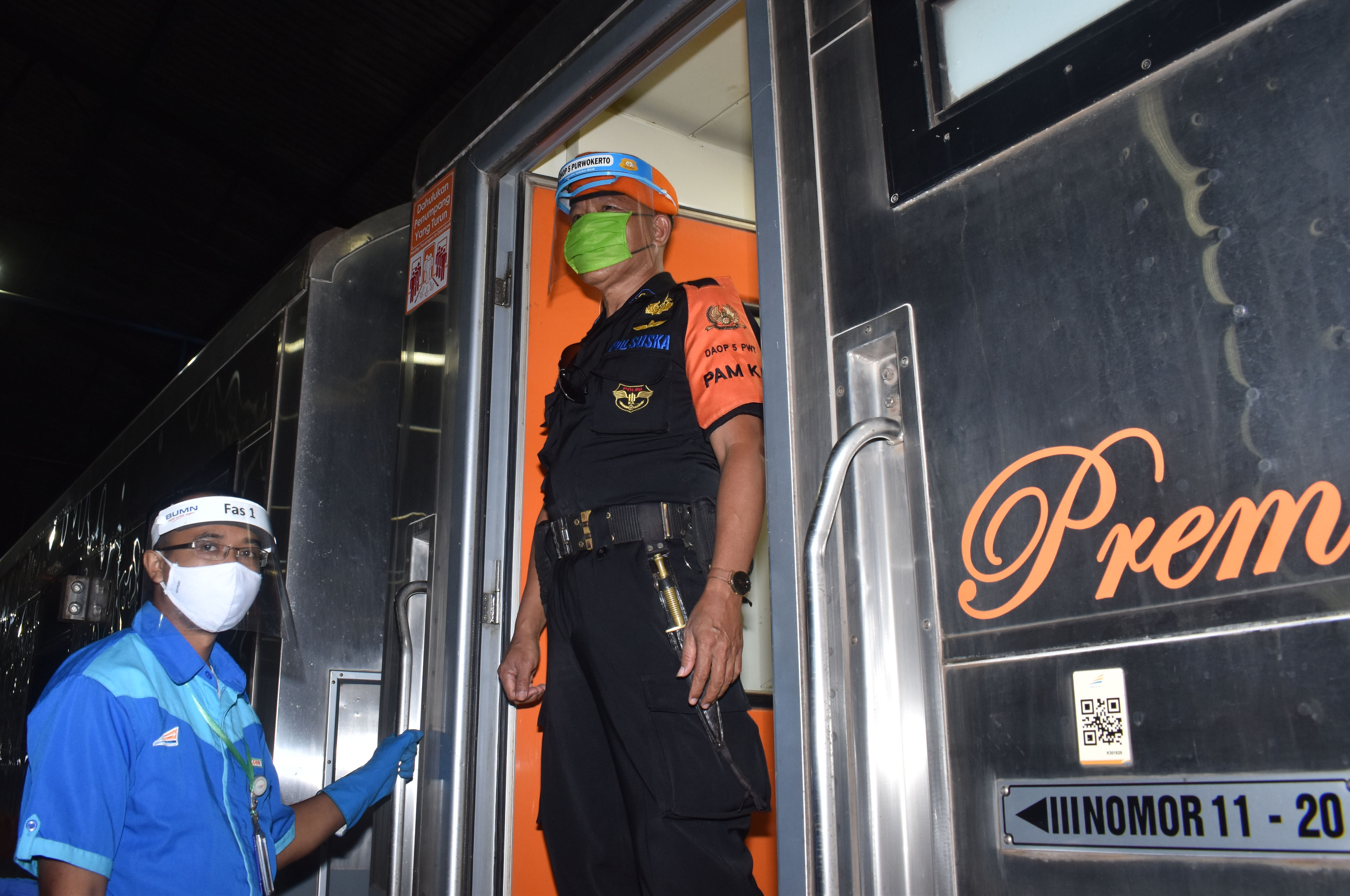 Petugas menggunakan masker dan pelindung wajah guna mencegah penularan COVID-19 di Kereta Api Luar Biasa (KLB) relasi Gambir- Surabaya.