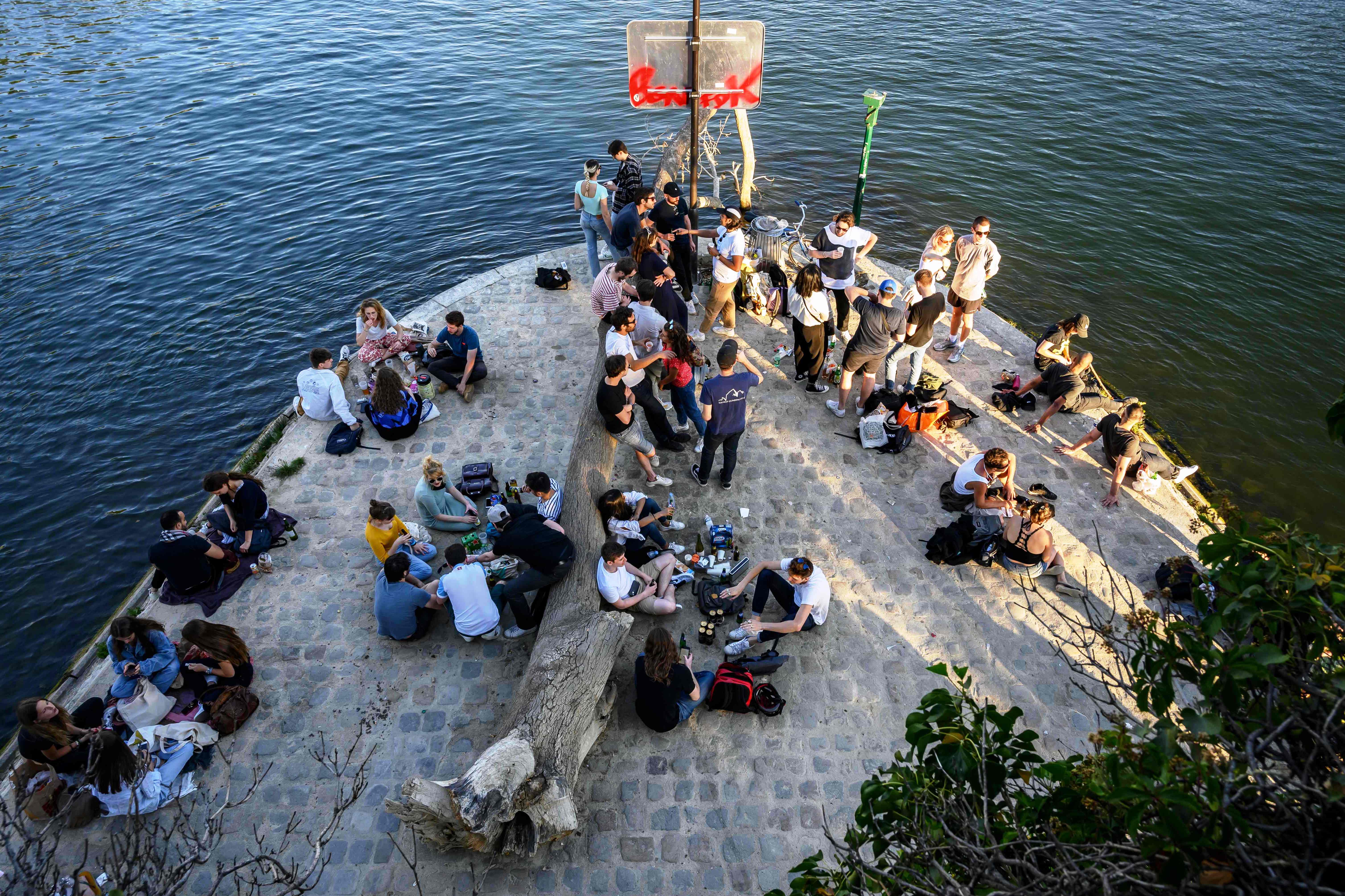 Warga Paris berkumpul di pinggir sungai Seine setelah lockdown dibuka.