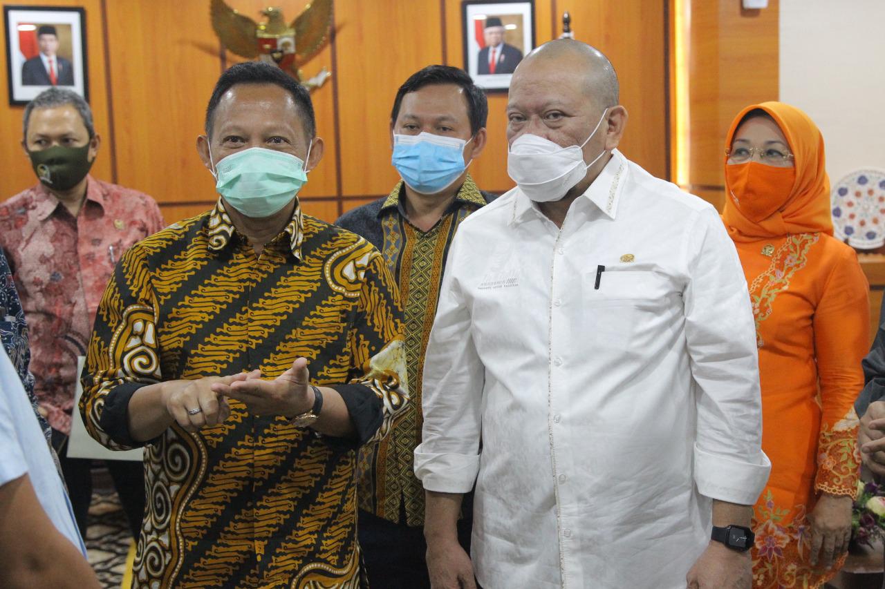 Mendagri Tito Karnavian (kedua kiri) dan DPD RI AA LaNyalla Mahmud Mattalitti (kedua kanan)