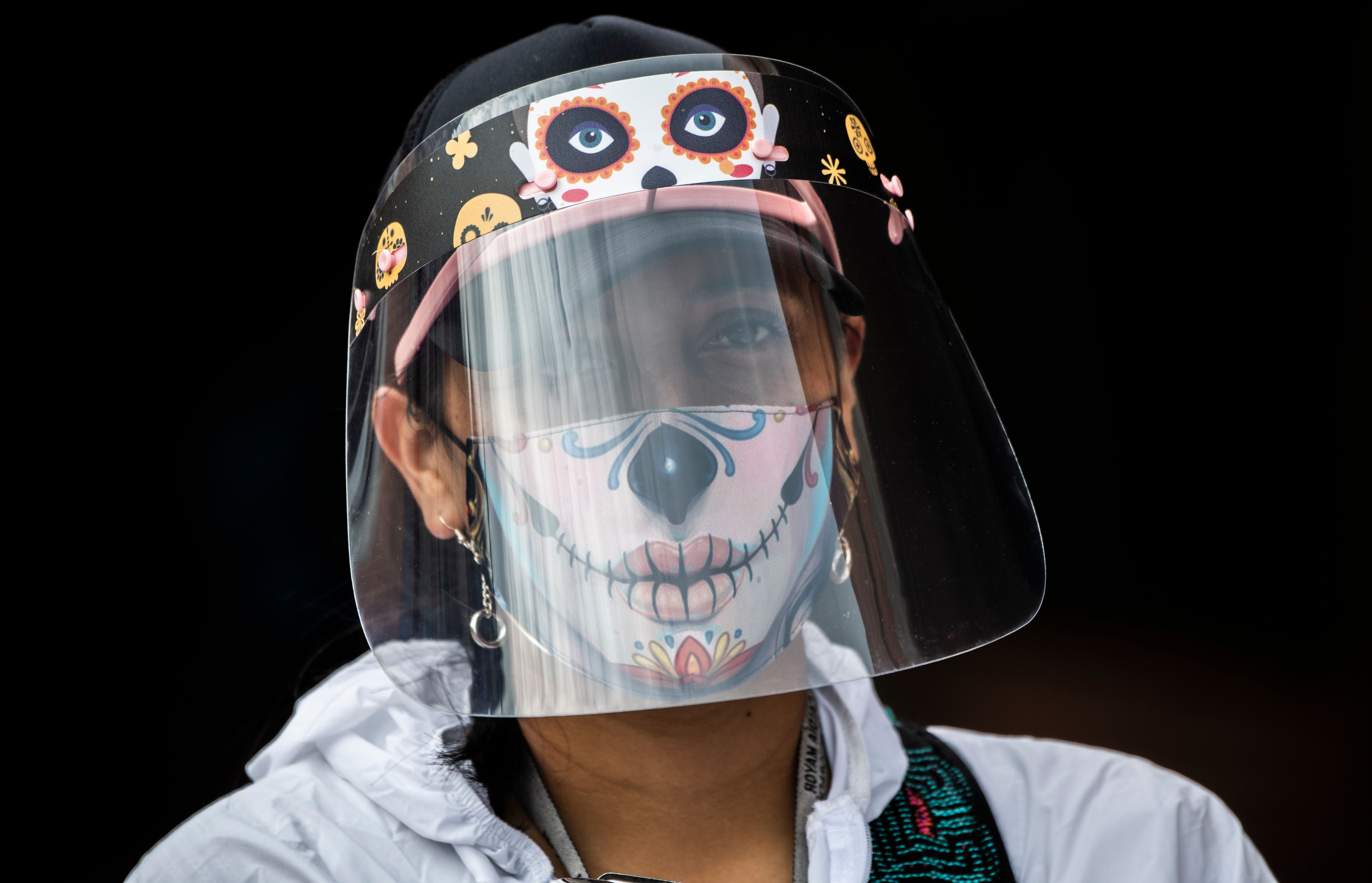 Memakai face Shield, namun tetap bermasker