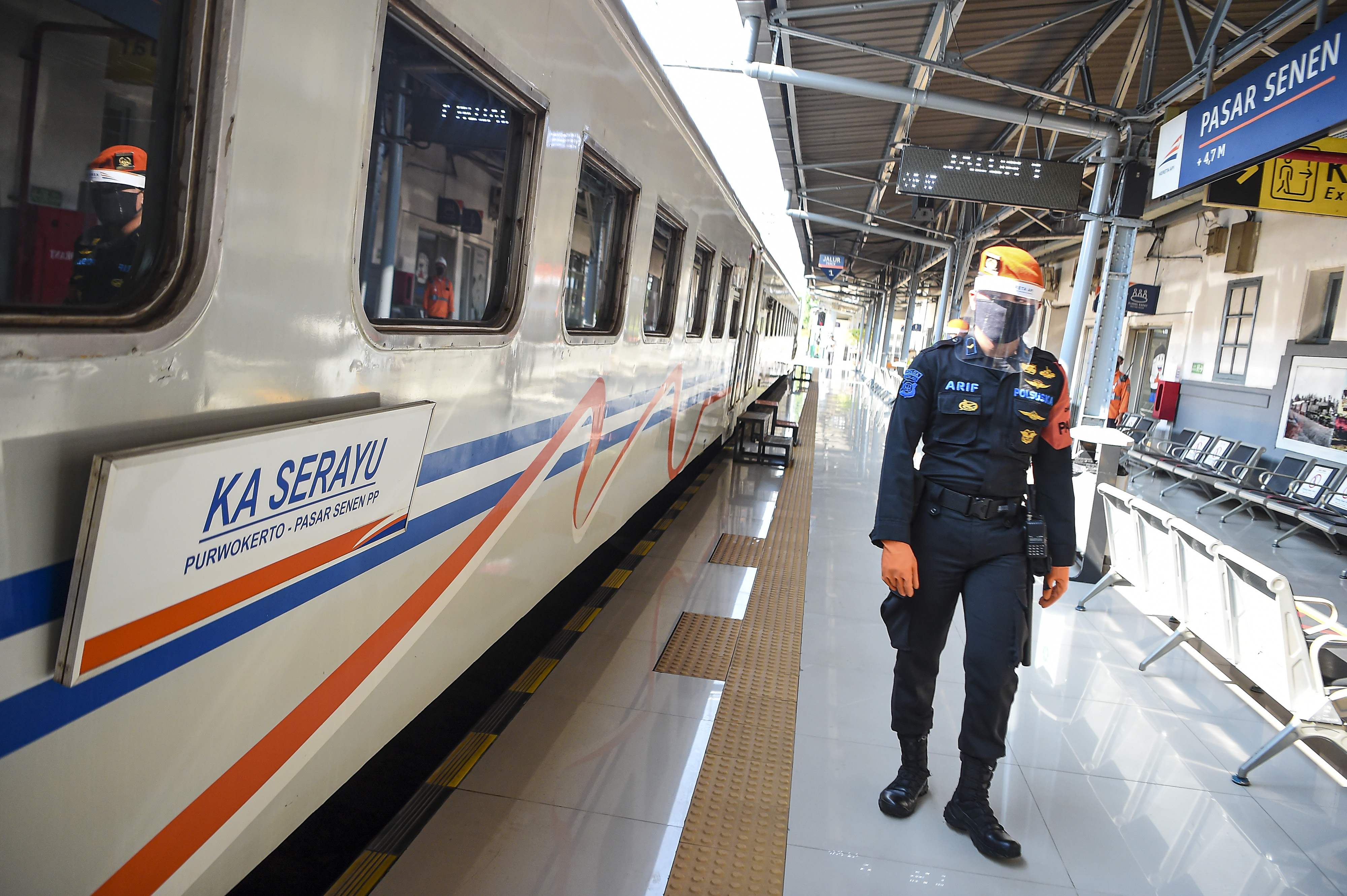 PT KAI OPERASIKAN KERETA API SERAYU: Petugas berjalan di dekat rangkaian Kereta Api (KA) Serayu di Stasiun Pasar Senen, Jakarta, Jumat (12/6