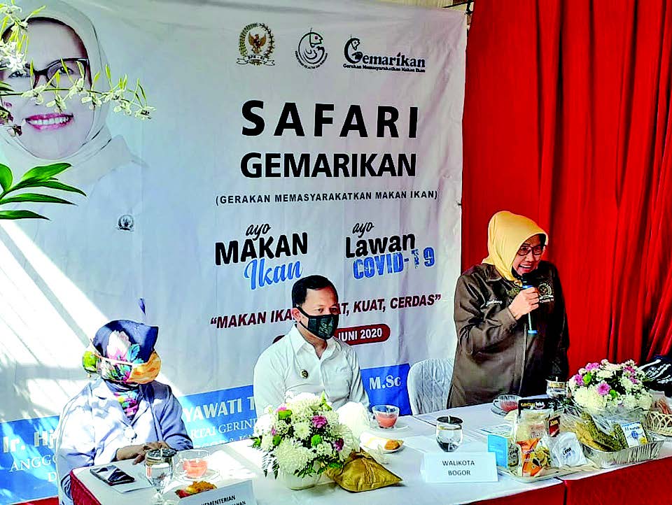 Anggota Komisi IV DPR Endang Setyawati Thohari (kanan), sosialisasi program Gerakan Memasyarakatkan Makan Ikan, di Bogor, kemarin.