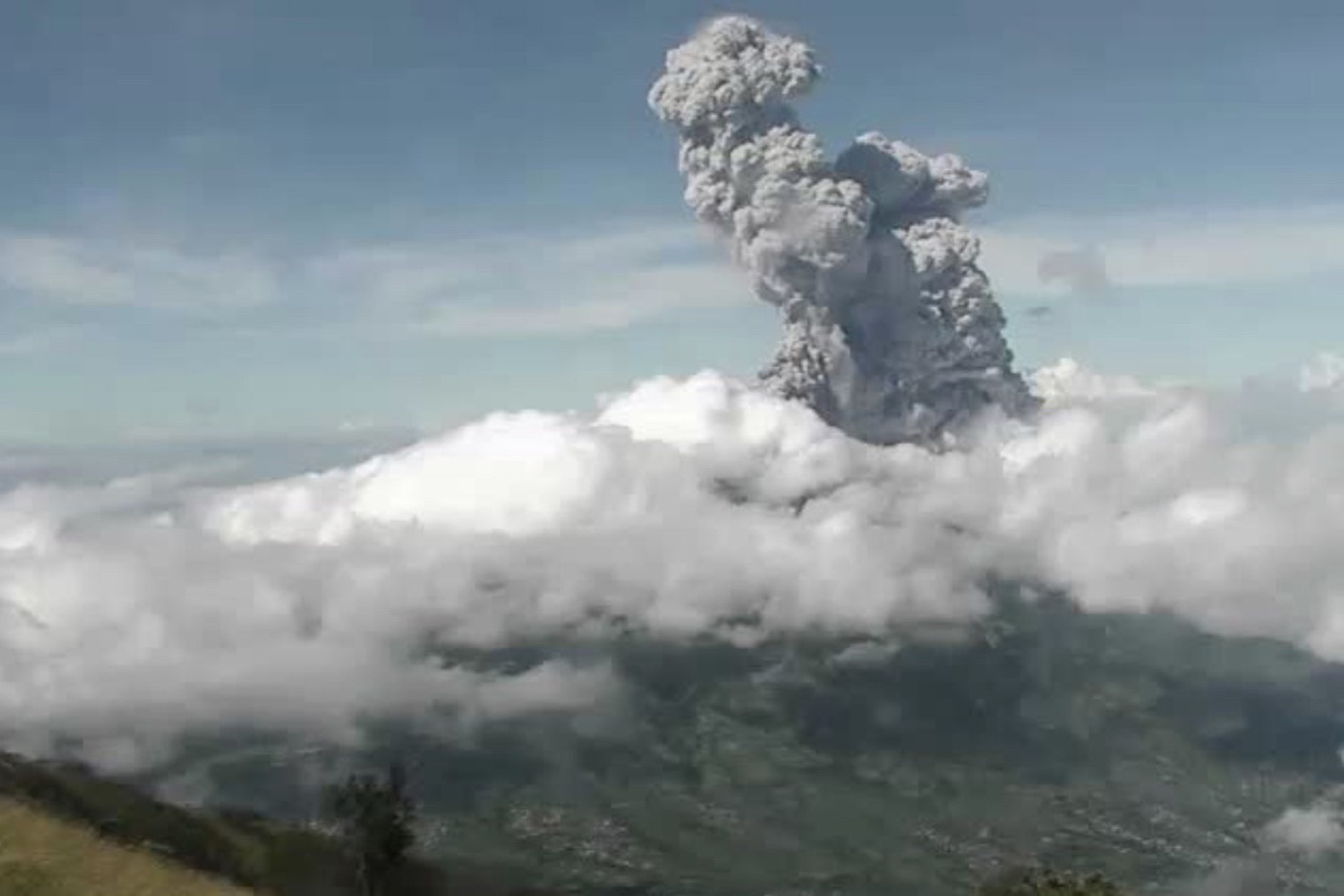 Letusan Gunung Merapi dilihat dari kejauhan.