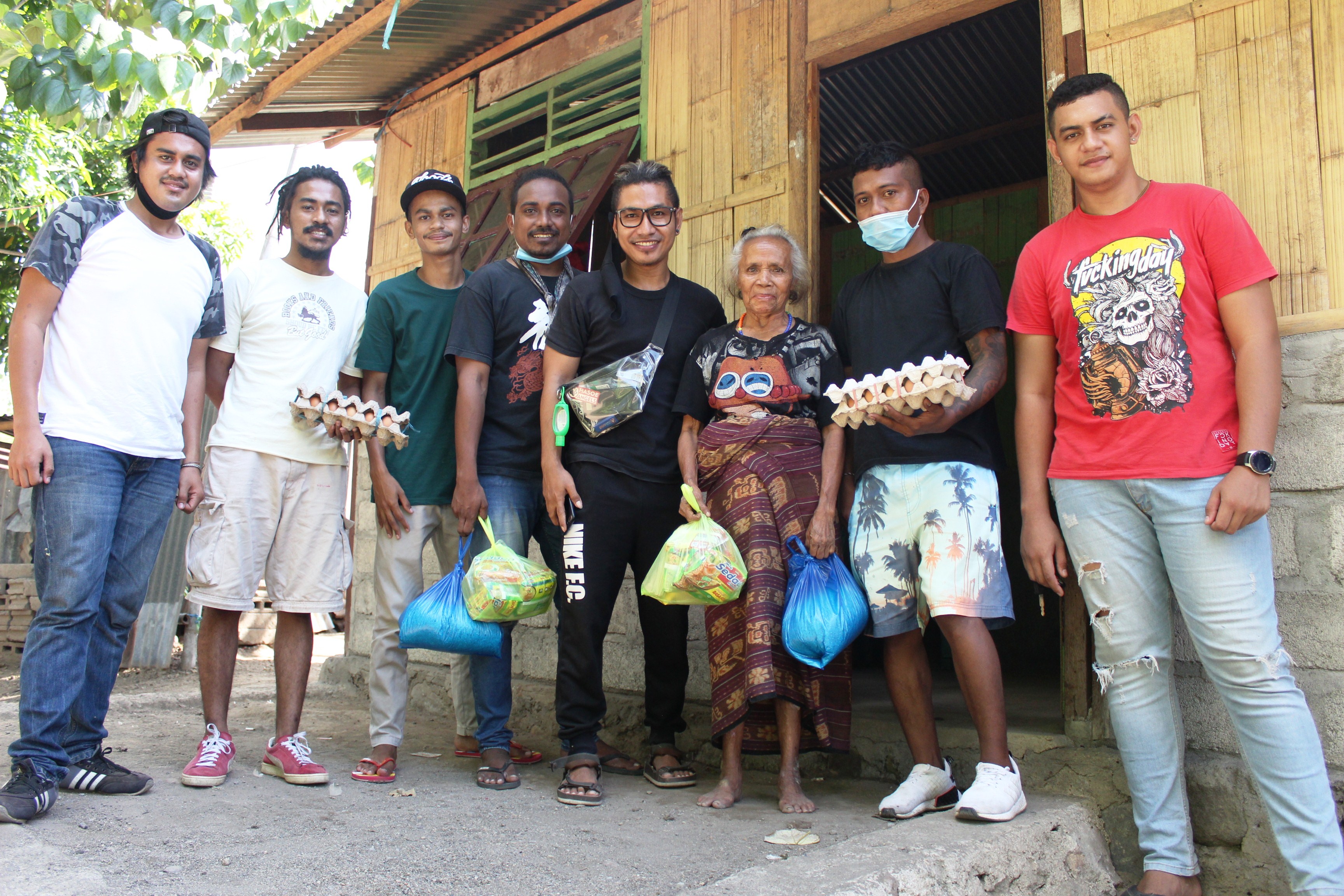  Komunitas Remaja Mof Voice memberikan paket sembako bagi warga miskin terdampak covid-19