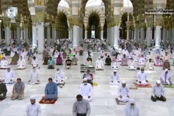 Warga mulai melakukan ibadah salat di Masjid Nabawi, Madinah