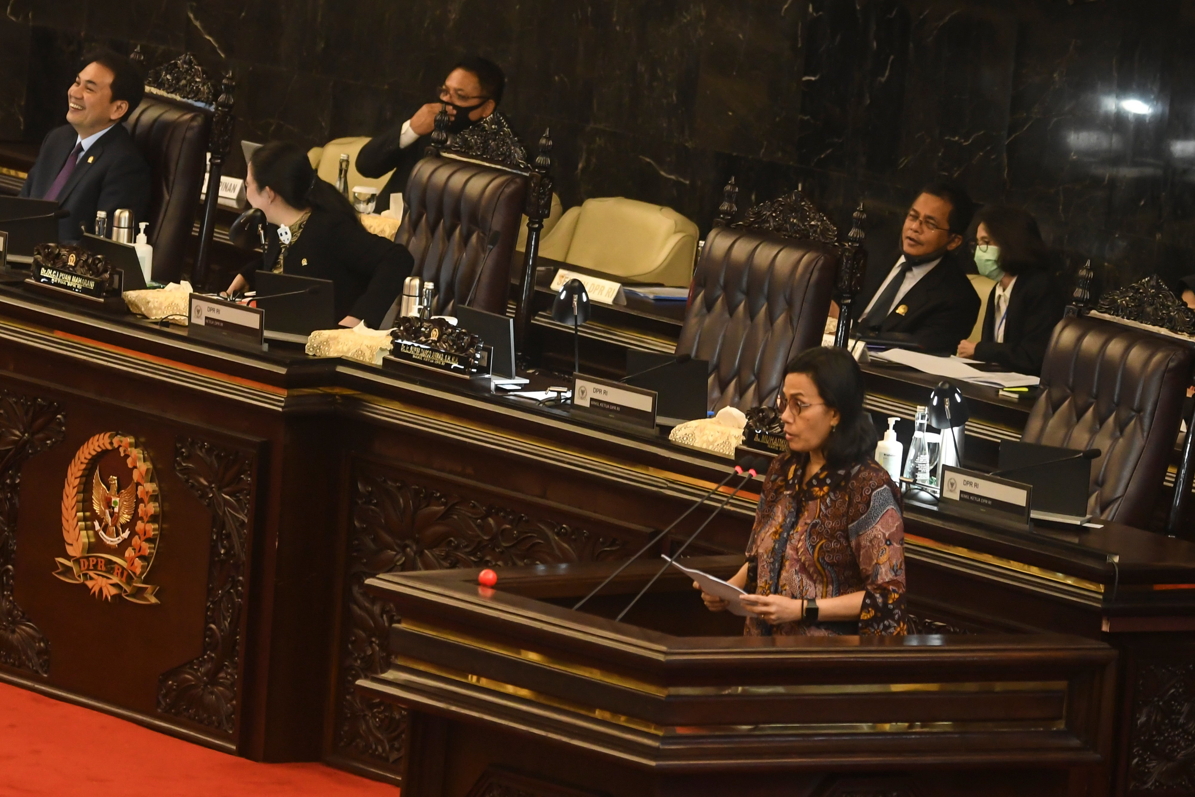 Menkeu Sri Mulyani (depan kanan)