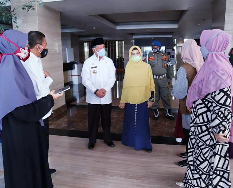 Gubernur Maluku Utara Abdul Gani Kasuba menjemput istrinya Faoinah Hamzah yang dinyatakan sembuh dari covid-19 di Hotel Sahid Bela Ternate.