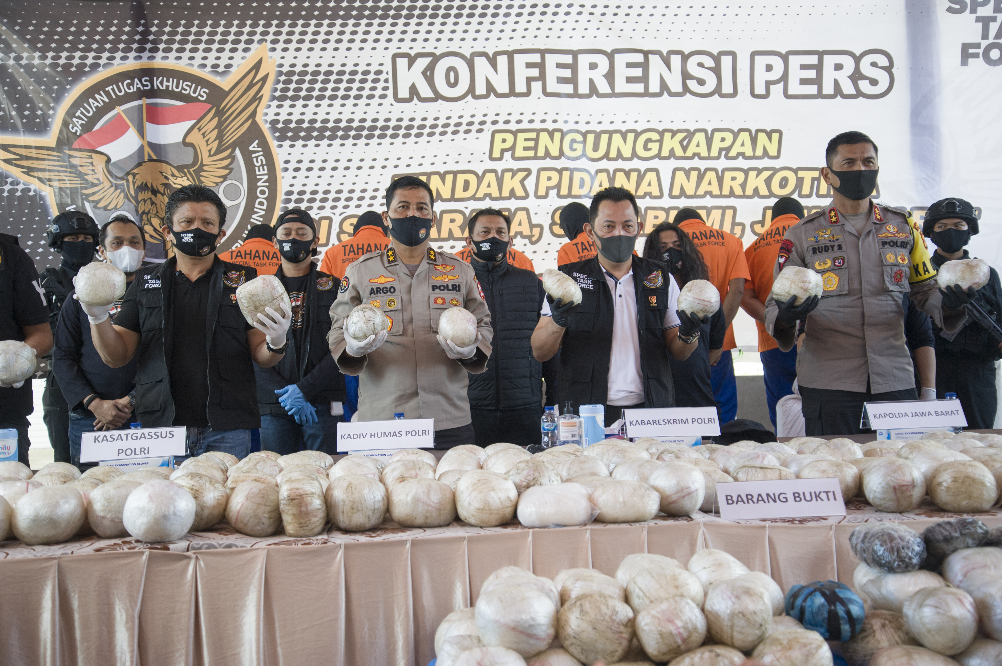Kabareskrim Polri Komjen Listyo Sigit Prabowo (kedua kanan) menunjukan barang bukti ratusan paket sabu hasil operasi Satgas Merah Putih