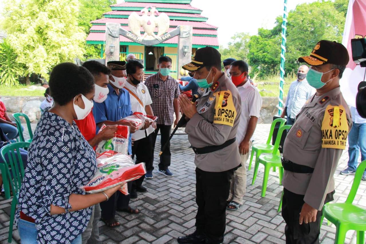Kapolda Malut Irjen Pol Rikhwanto di dampingi Wakapolda Brigjen Pol Lukas Akbar Abriari kepada Mahasiswa Papua di Kota Ternate.
