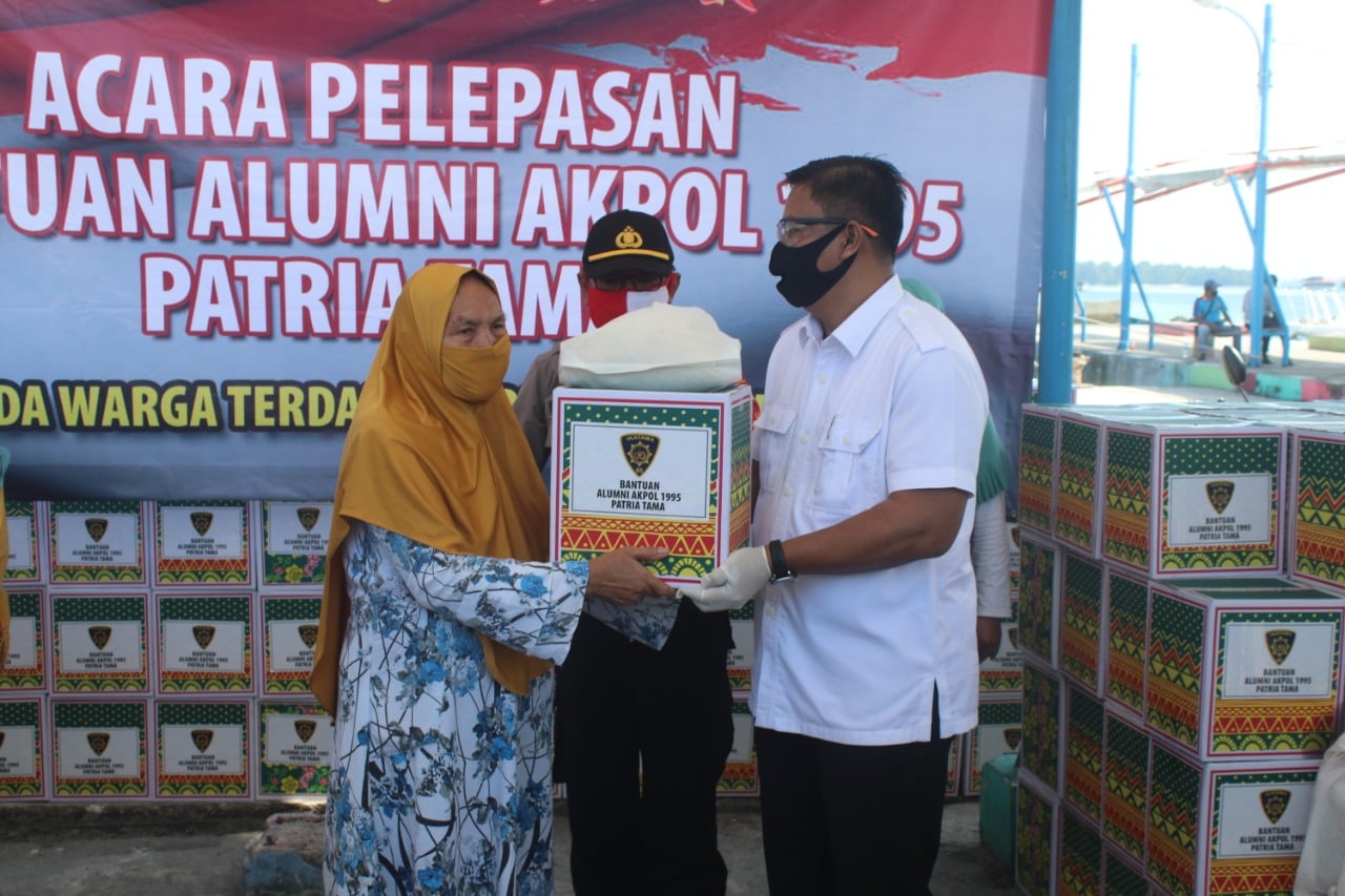 Alumni Akpol 95 Bantu Nelayan di Pulau Harapan