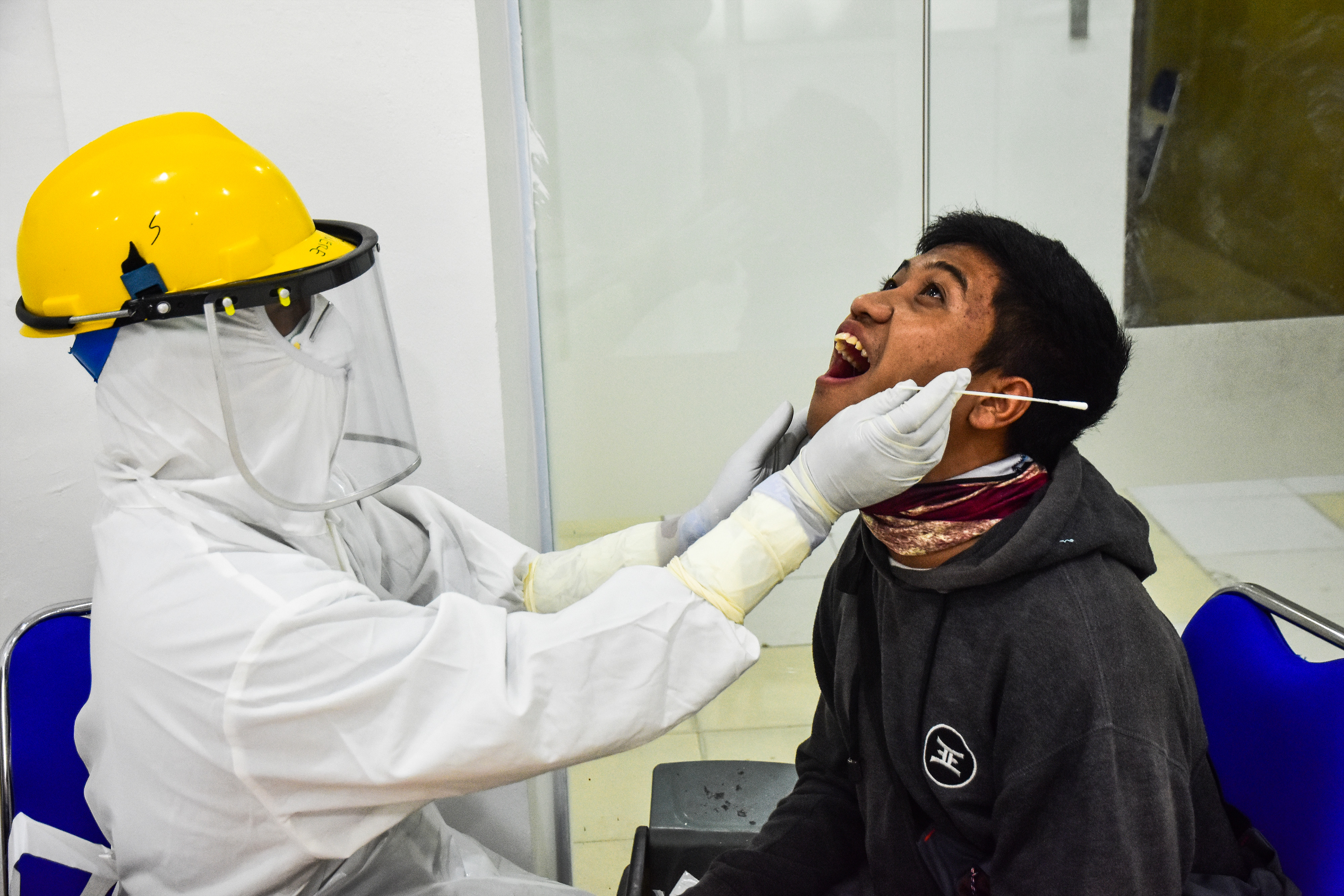 Petugas kesehatan melakukan swab test covid-19 di Poli Pinere, RSUD Arifin Achmad, Pekanbaru, Riau.