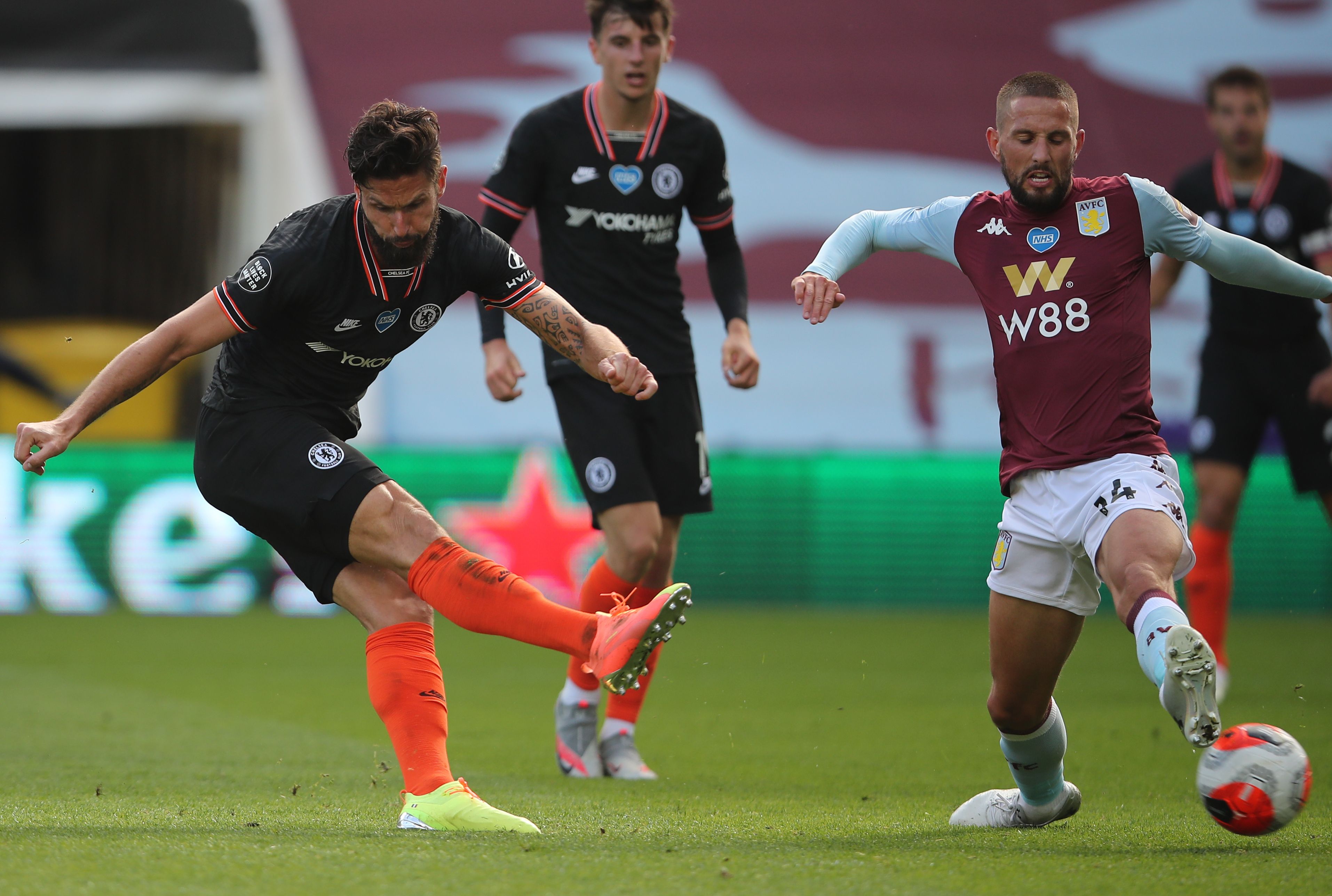 Pemain Chelsea Olivier Giroud (kiri)