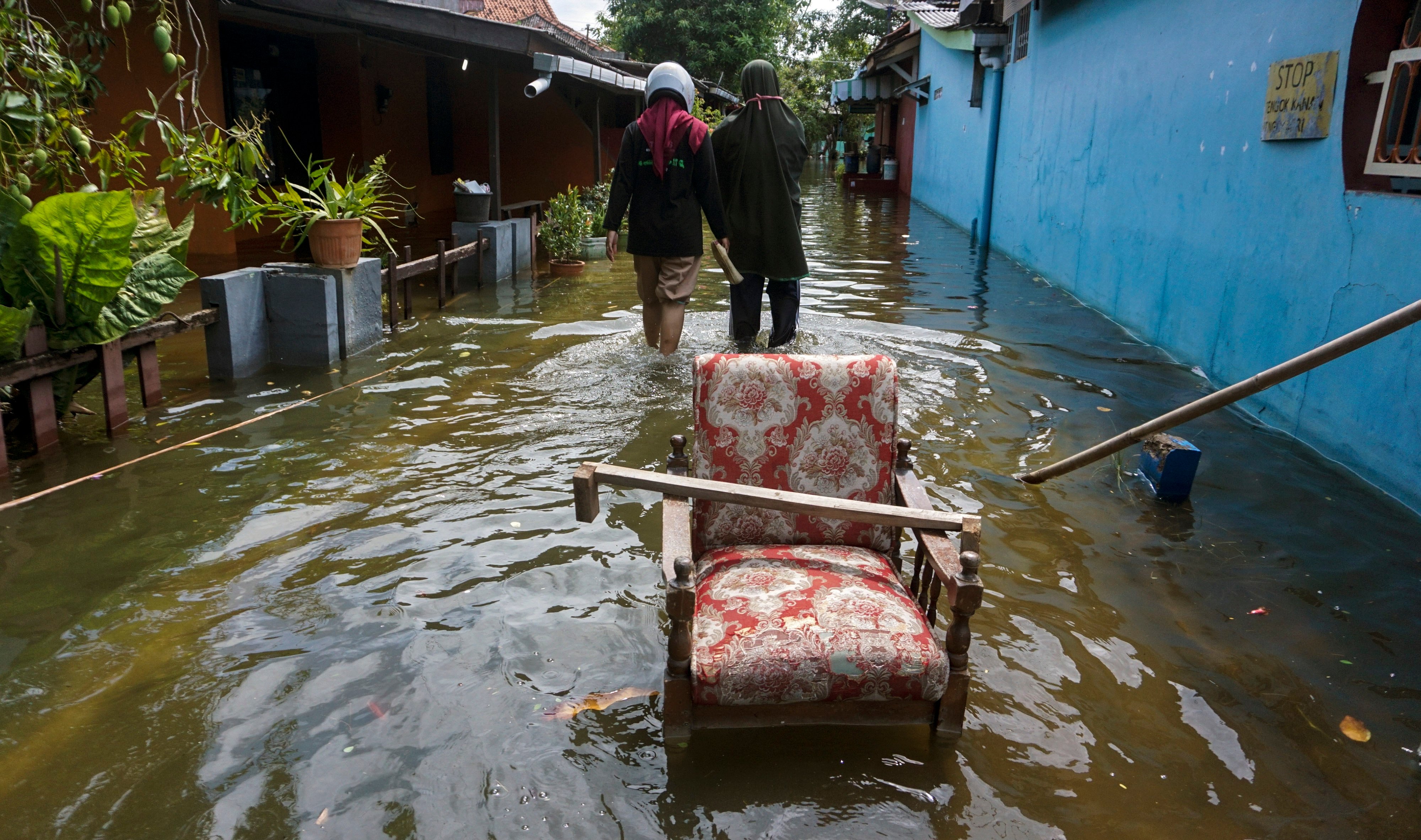  Sejumlah warga melintas di jalan yang tergenang banjir rob di Slamaran, Pekalongan, Jawa Tengah, Rabu (3/6/2020)