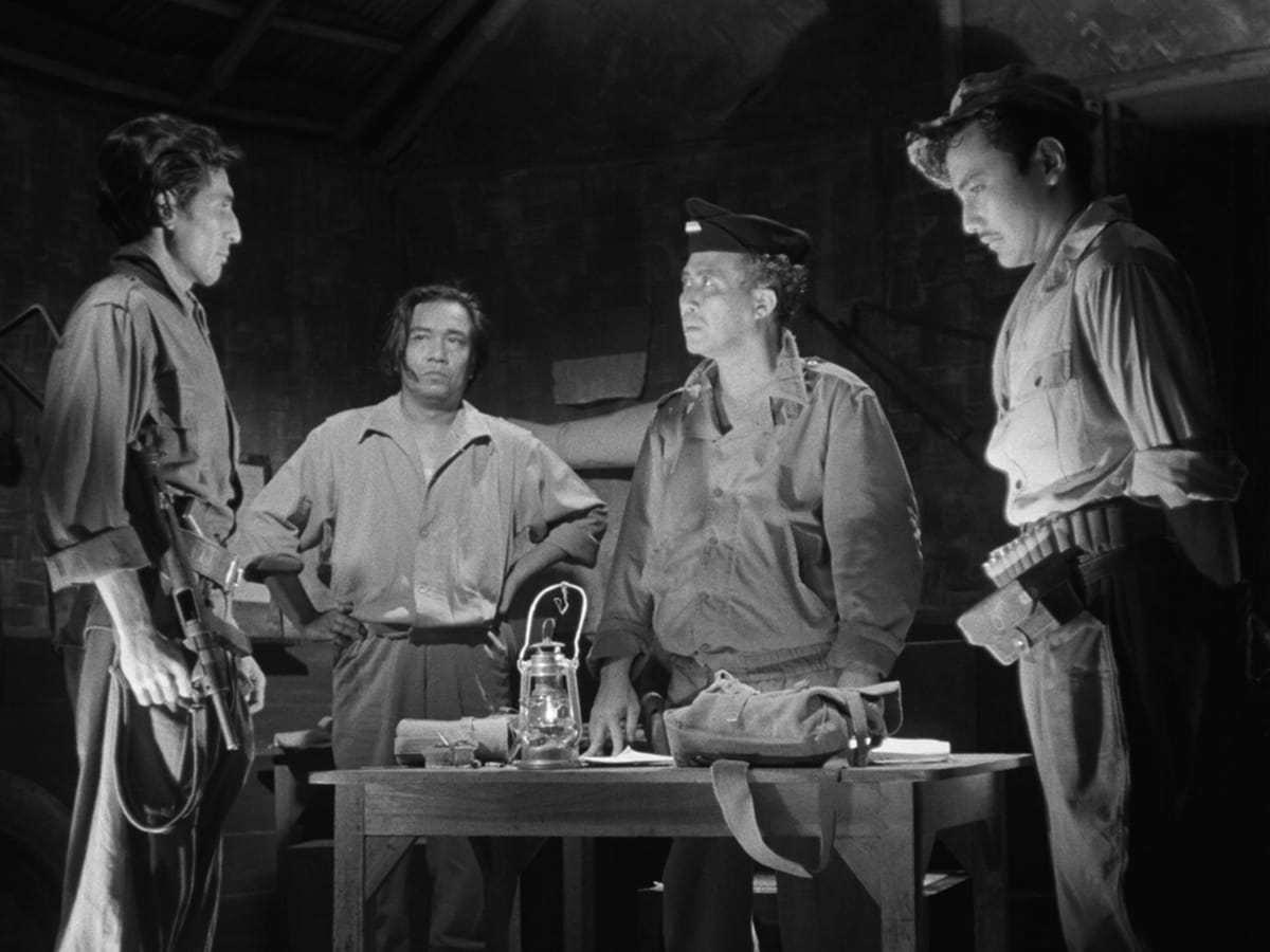 Salah satu adegan dalam film klasik, Lewat Djam Malam (1954).