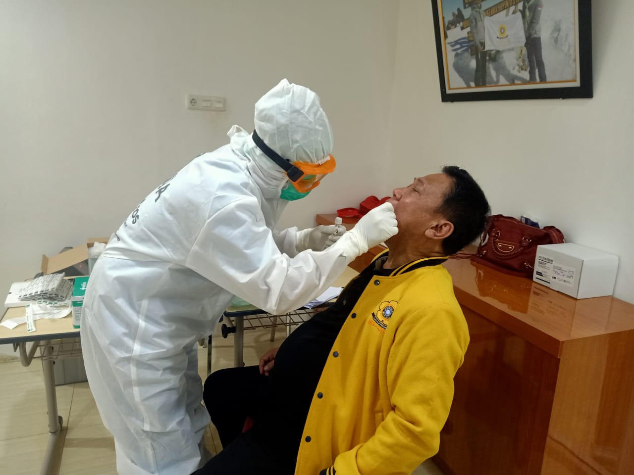 IKA Unsri menggelar tes swab massal di Palembang, Minggu (7/6)