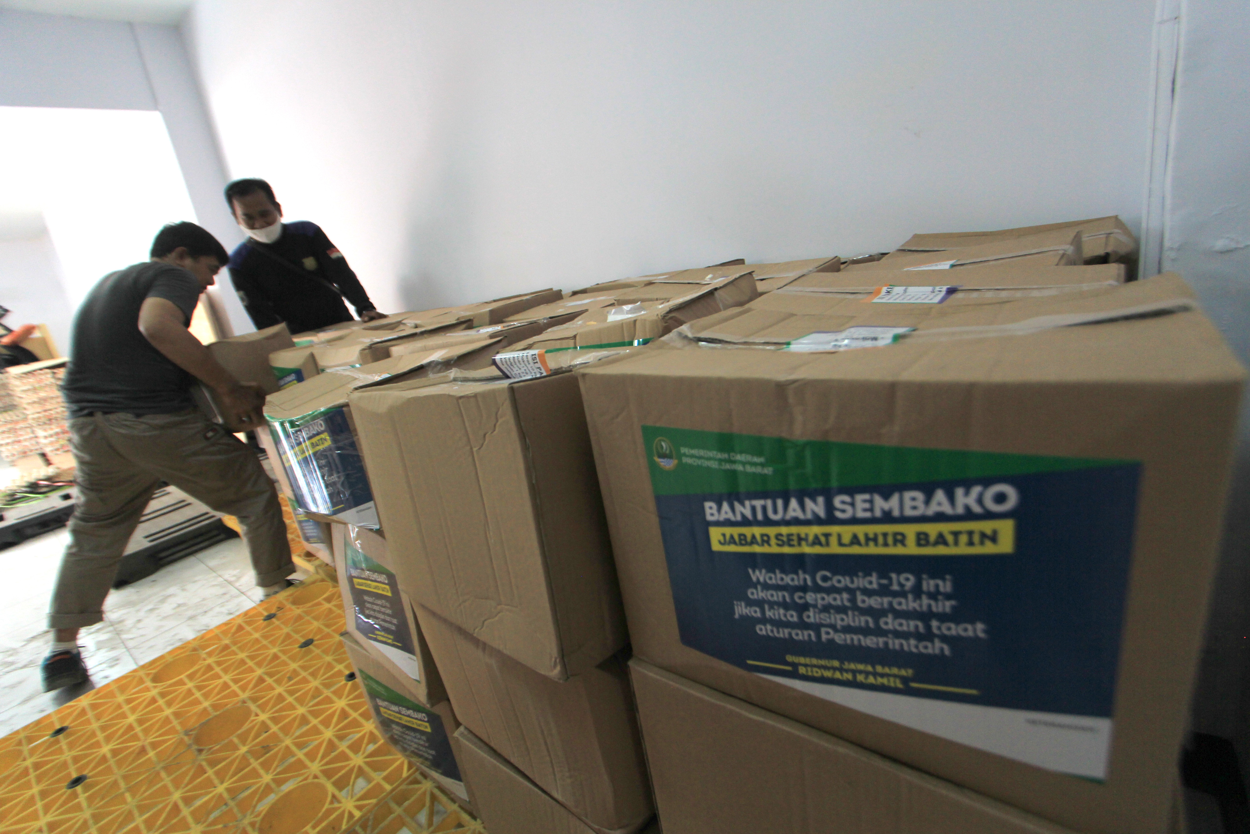 Petugas sedang merapikan bansos untuk warga Indramayu