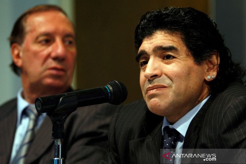 Carlos Bilardo (kiri) dan Diego Maradona  (kanan), Bilardo dinyatalan positif Covid-19.