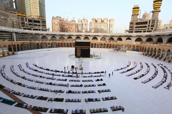 Ilustrasi -- Salat di Mekkah, Arab Saudi dibatasi karena wabah covid-19