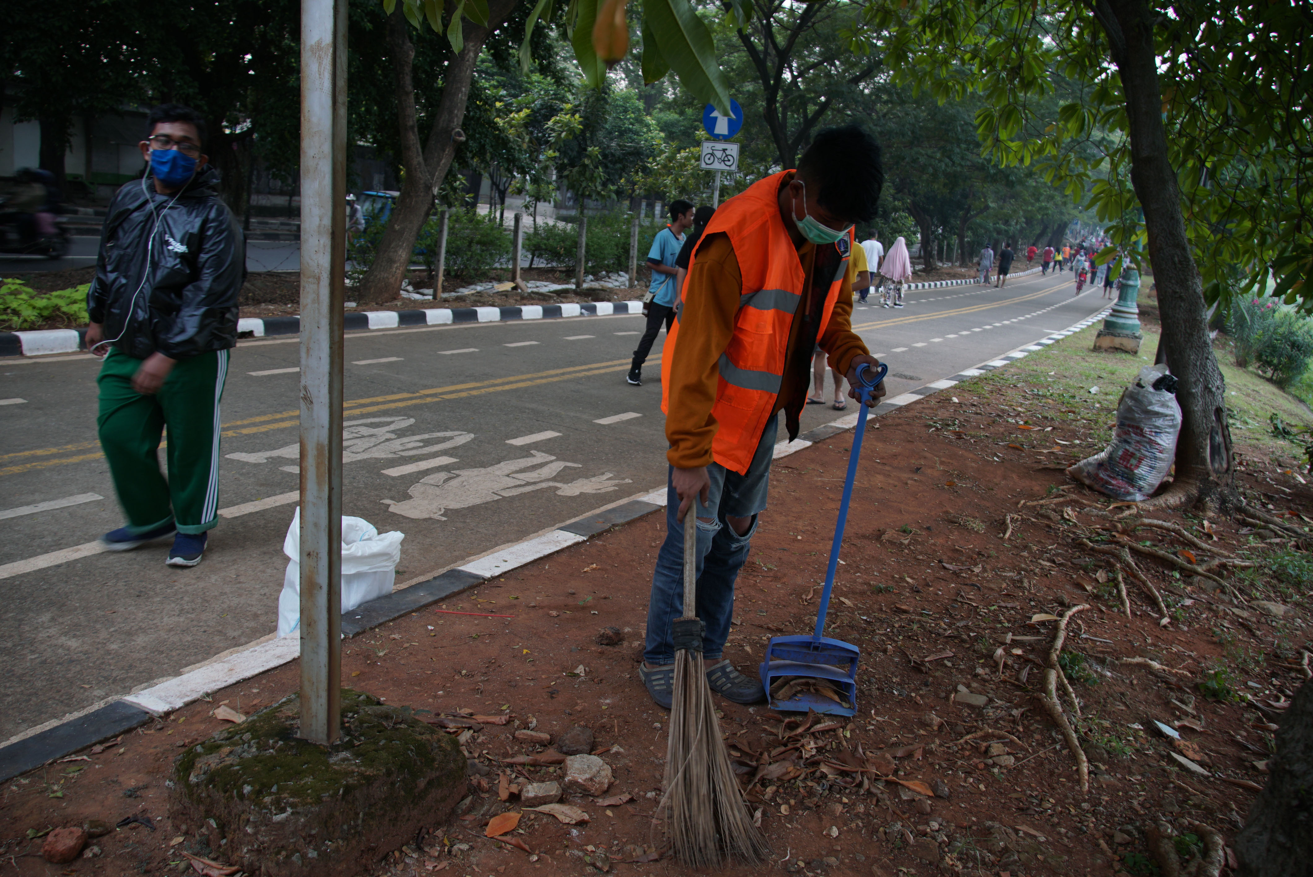 Para pelanggar PSBB harus mendapat sanksi, antara lain menyapu 