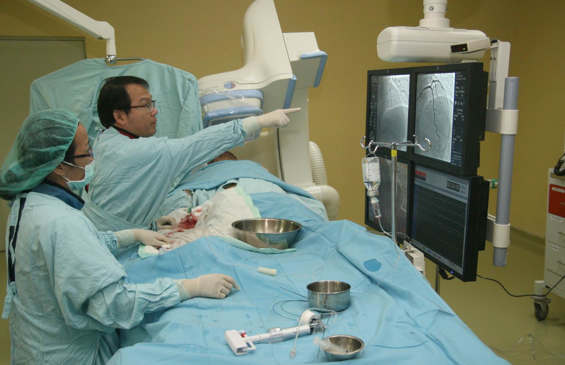 r. Utoyo Lubiantoro, SpJP (kiri) bersiap melakukan tindakan pemasangan stent di pembuluh darah jantung.