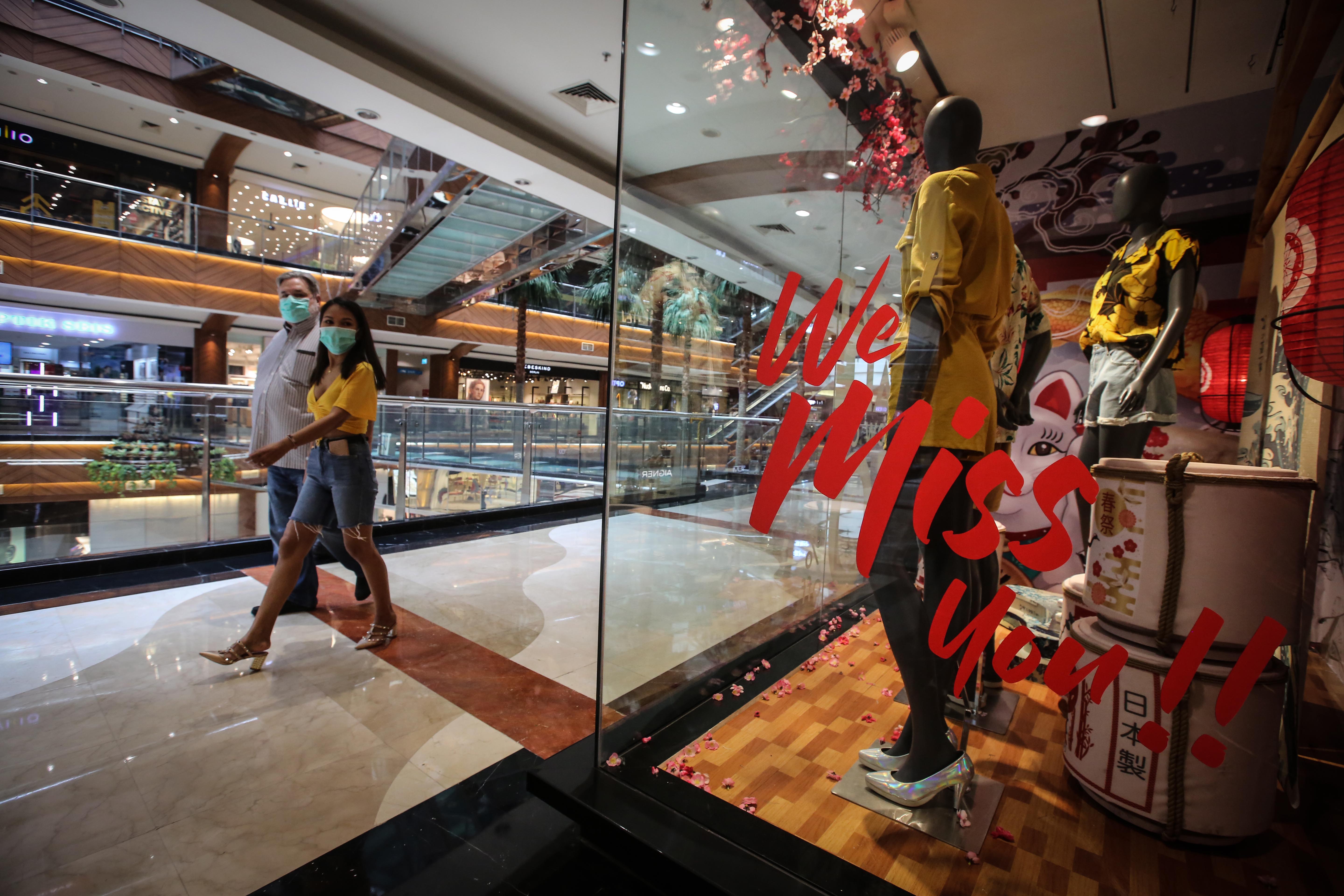 Pengunjung Mal di Jakarta mengenakan masker