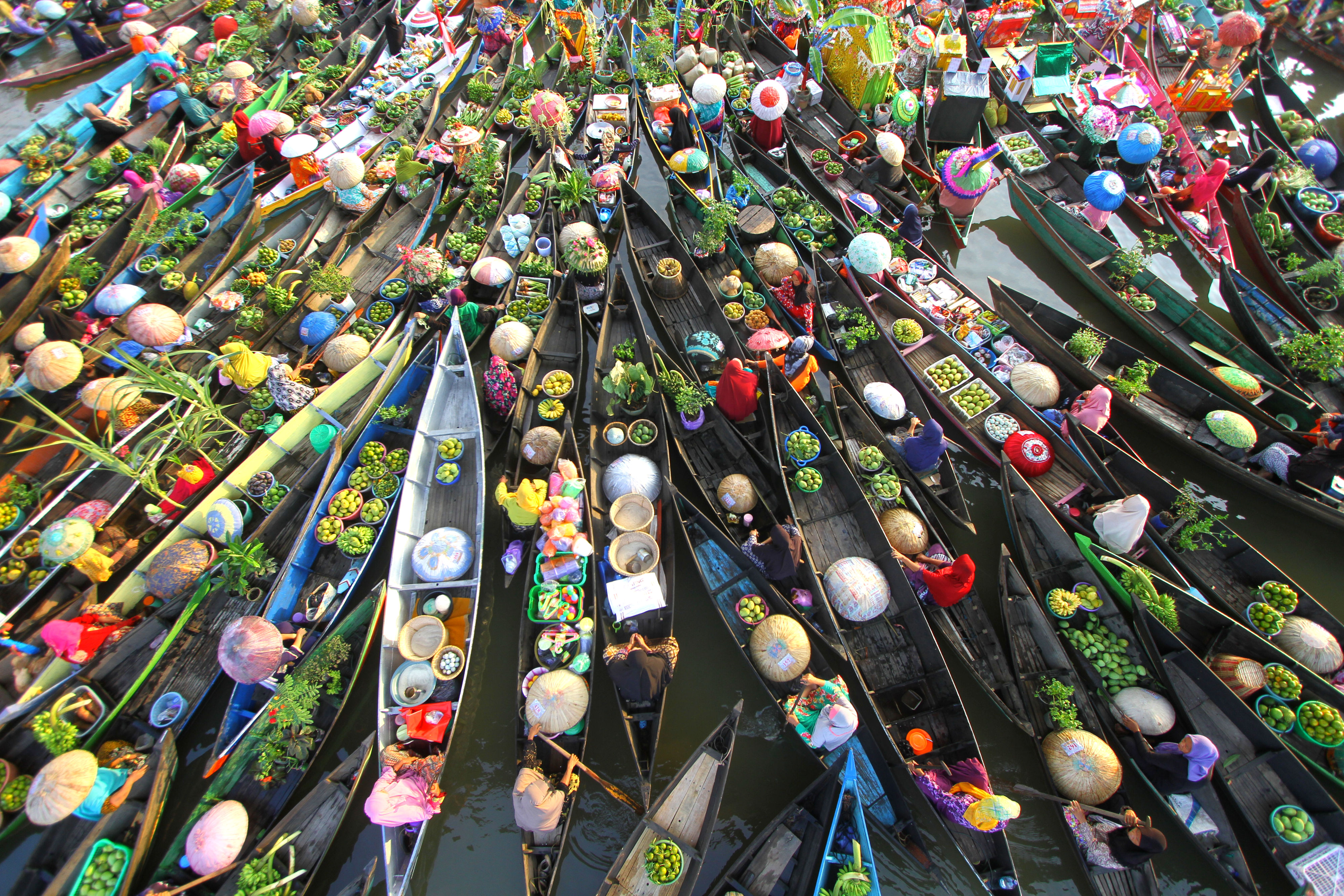  Pedagang pasar terapung mengikuti Festival Pesona Pasar Terapung Lok Baintan 2019 di desa Lok Baintan, Kabupaten Banjar, Kalimantan Selatan