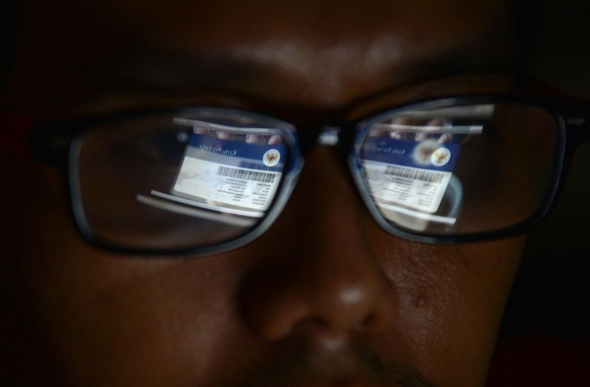 Warga mencari informasi tentang pendaftaran program Kartu Prakerja gelombang kedua di Jakarta, Senin (20/4/2020). 