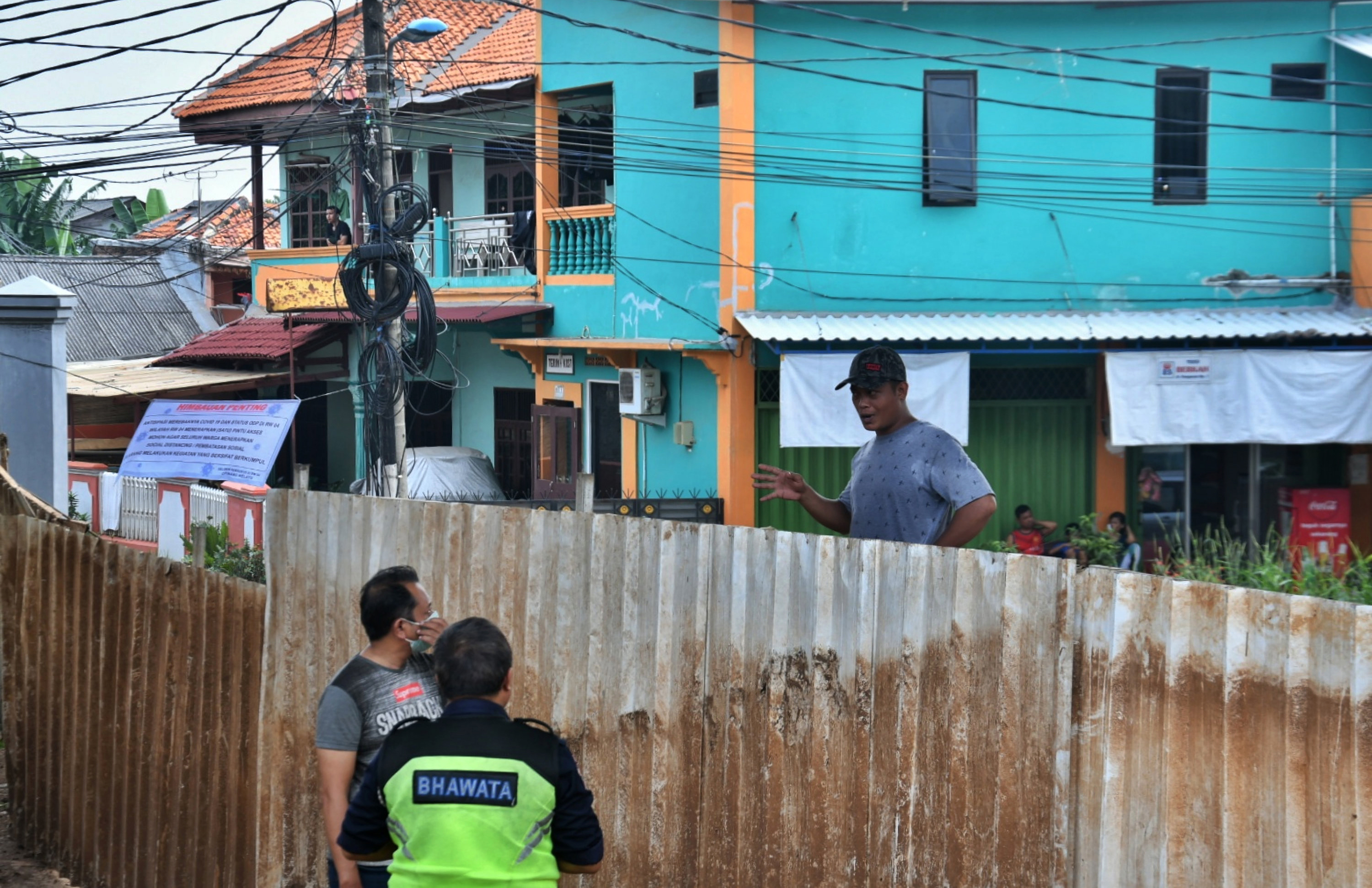 Lockdwon lokal di RW 4 Cipinang Melayu Jkaarta