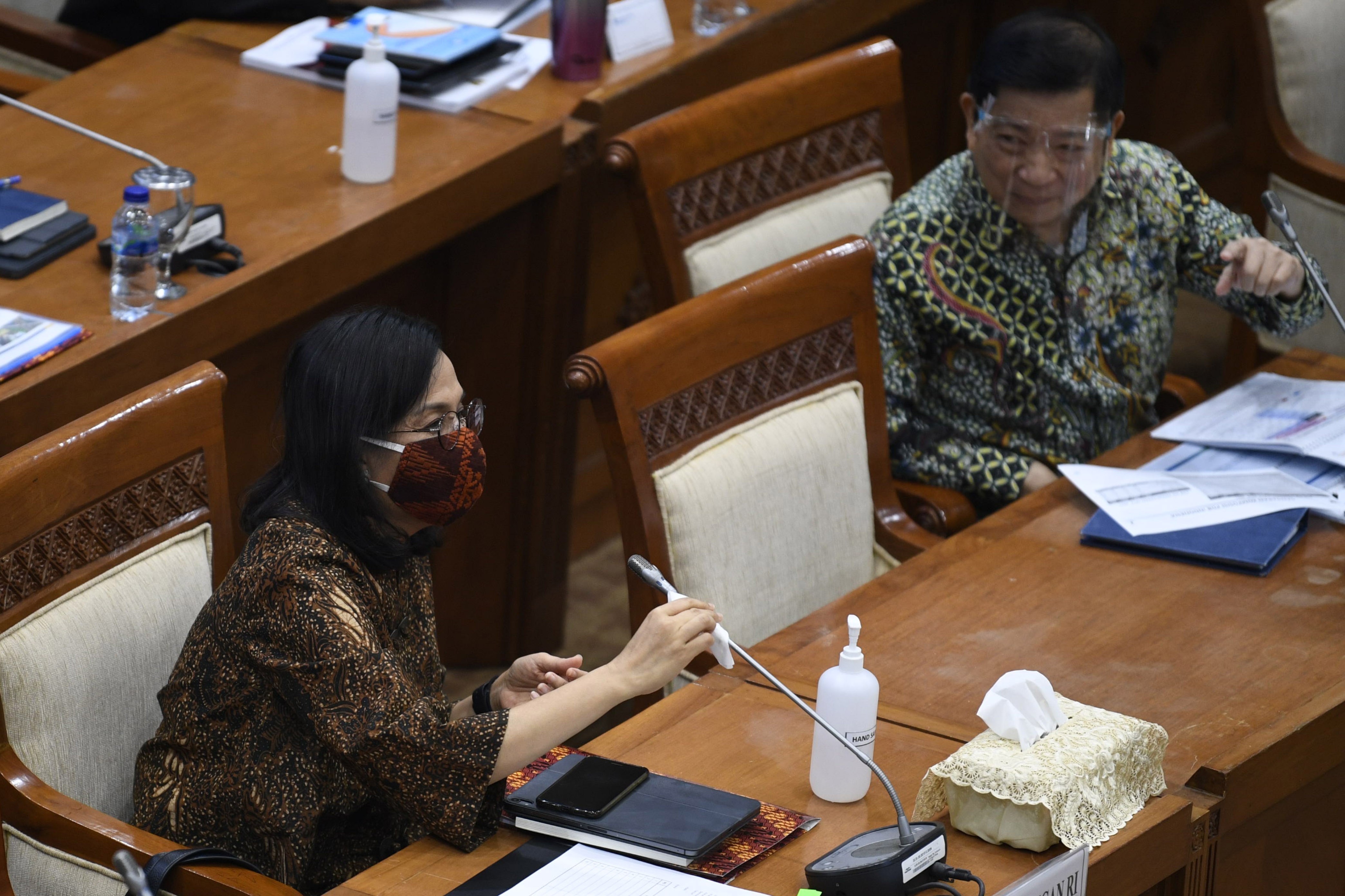  Menteri Keuangan Sri Mulyani (kiri) bersama Menteri PPN/Kepala Bappenas Suharso Monoarfa (kanan) dalam rapat kerja dengan Komisi XI DPR RI.