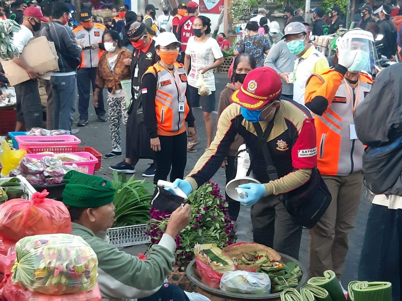  Tim Satgas Covid-19 membagikan masker untuk pedagang di Pasar Ketapian, Kelurahan Sumerta, Denpasar Timur, Bali Sabtu (27/6/2020)