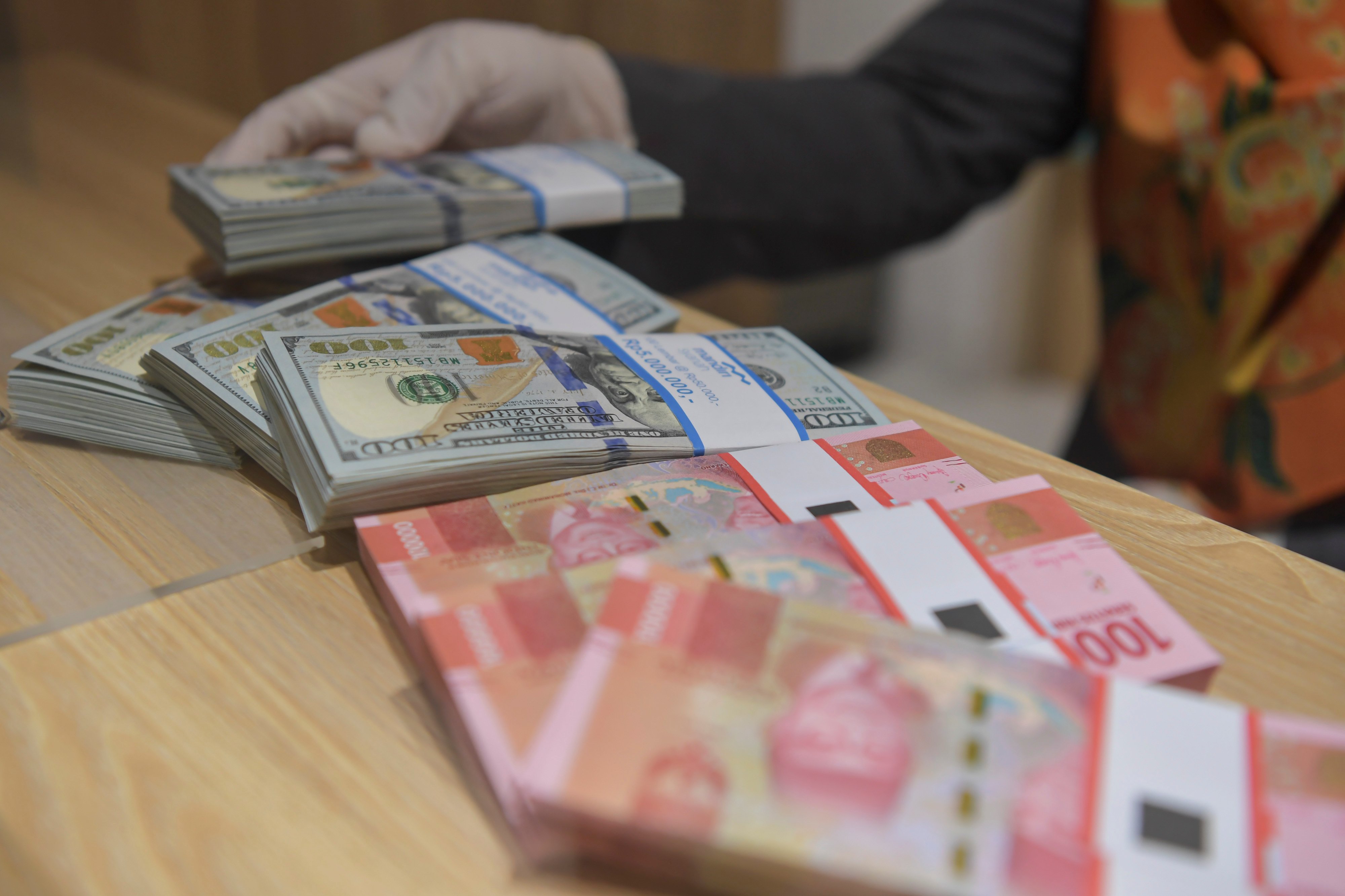 NILAI tukar (kurs) rupiah yang ditransaksikan antarbank di Jakarta pada Kamis pagi, bergerak positif jelang pengumuman hasil RDG BI.