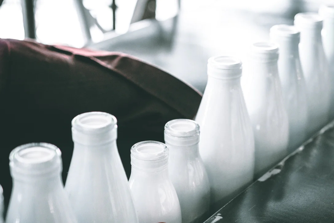 Laporan oleh Institut Pertanian dan Kebijakan Perdagangan di Amerika Serikat menunjukkan dampak emisi industri susu.