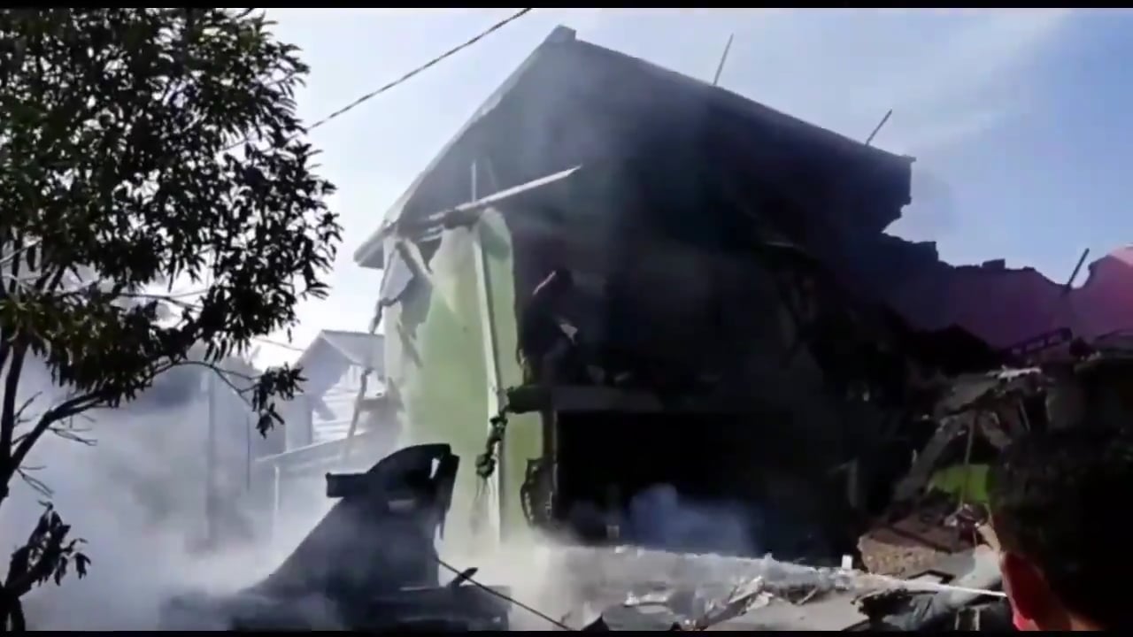 Pesawat tempur TNI AU jenis Hawk 209 dengan nomor T-0209 dari satuan skuadron Lanud Roesmin Nurjadin Pekanbaru jatuh.