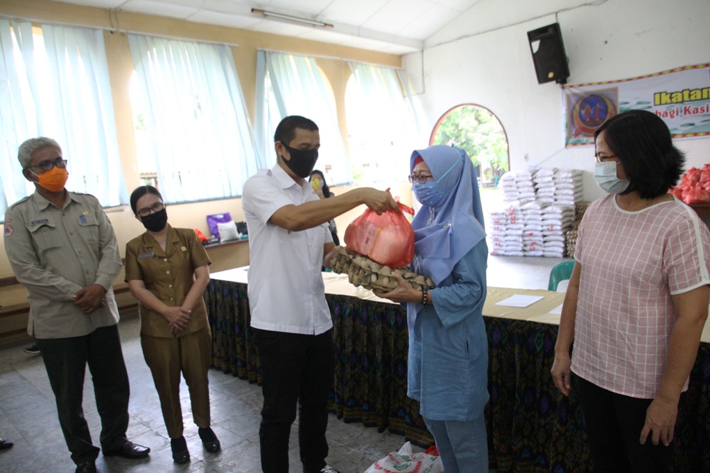 Pandemi Covid-19 Belum Usai, Ikatan Perempuan Nias PematangsiantarSalurkan Sembako: