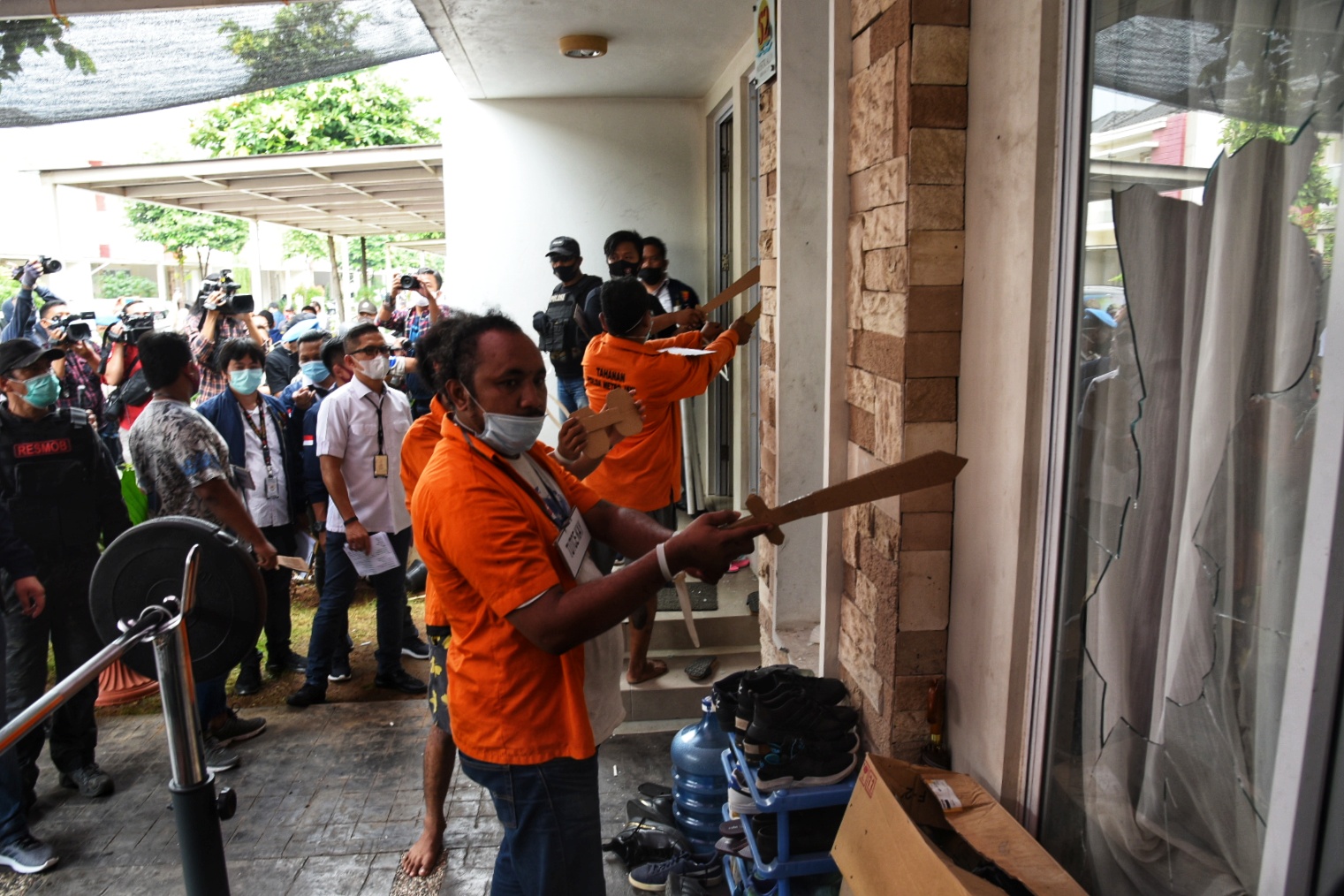 Anak buah John Kei yang menjadi tersangka penyerangan rumah Nus Kei memperagakan reka ulang penyerangan di kawasan Green Lake City, Cipondoh